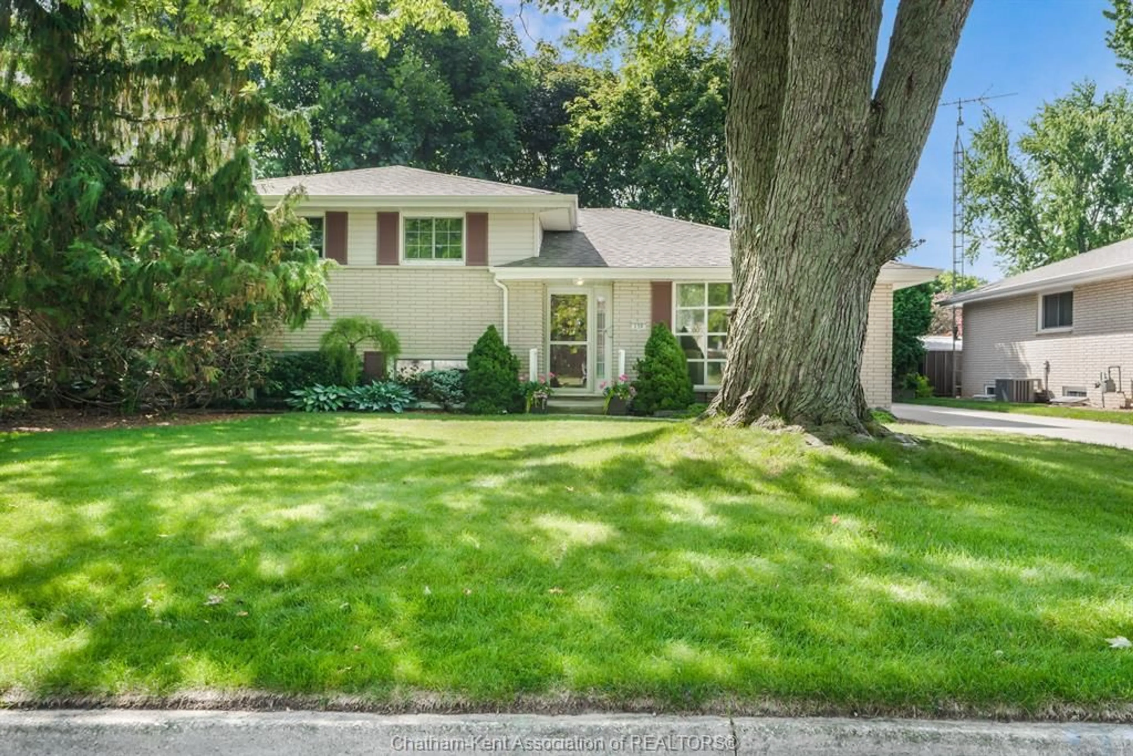 Home with vinyl exterior material, street for 130 Maryknoll Rd, Chatham Ontario N7L 2N1