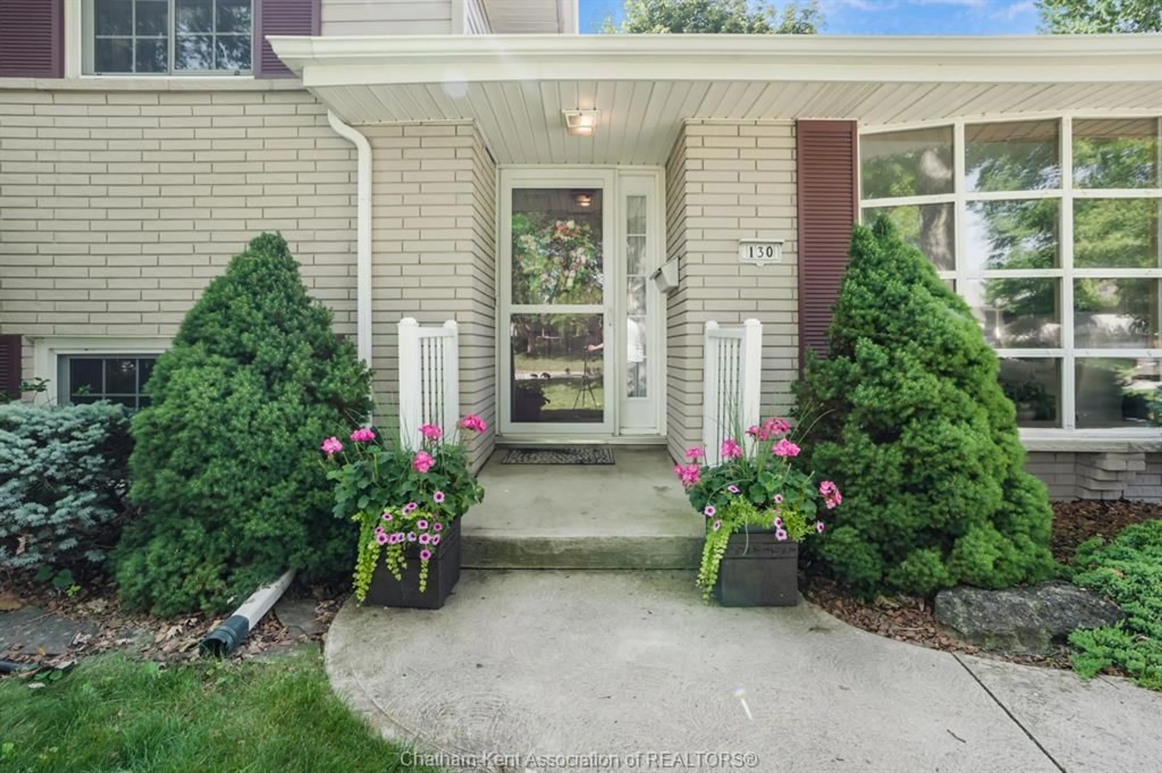 Indoor entryway for 130 Maryknoll Rd, Chatham Ontario N7L 2N1