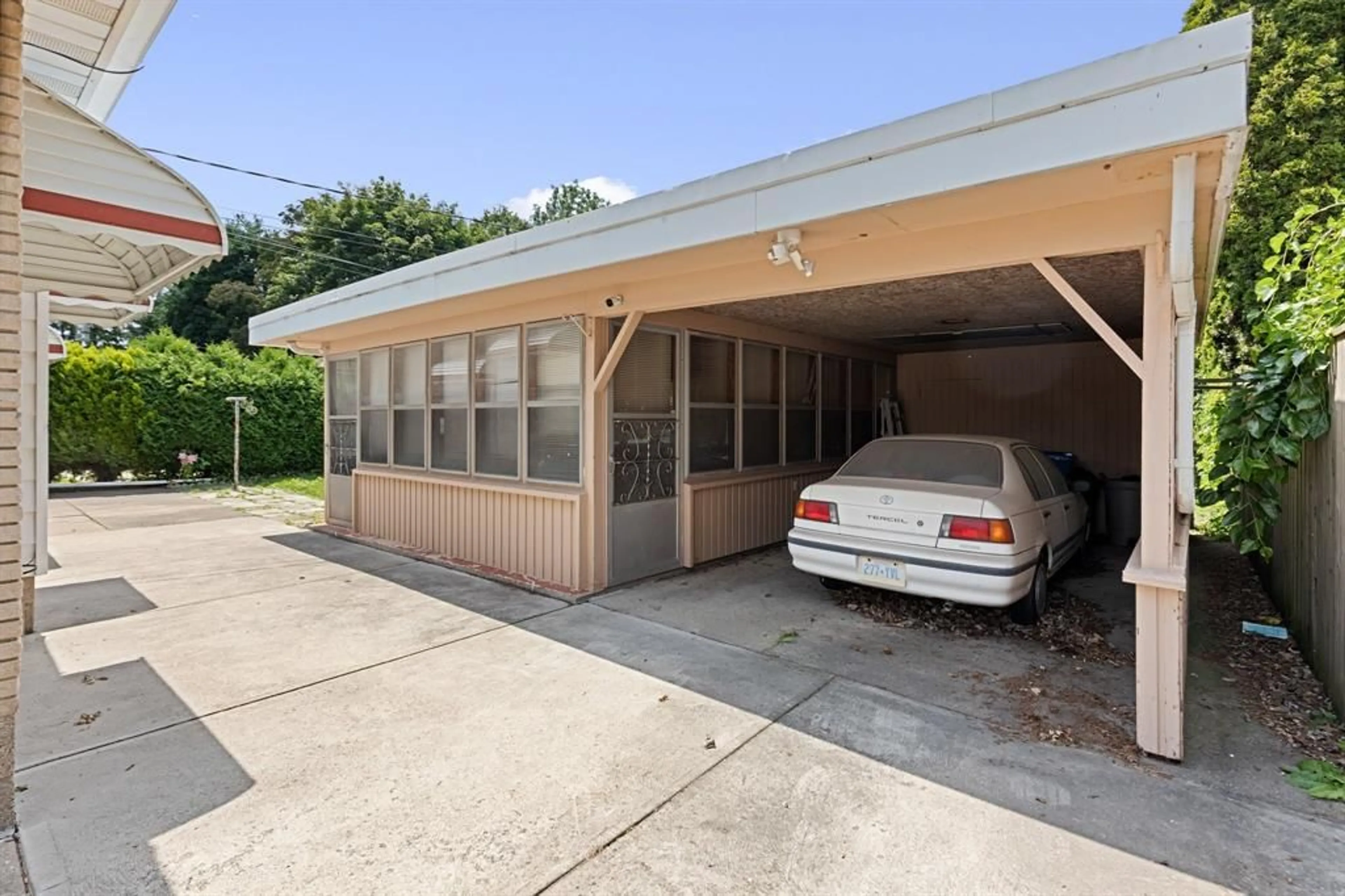 Indoor garage for 3425 WOODLAWN Ave, Windsor Ontario N8W 2J4
