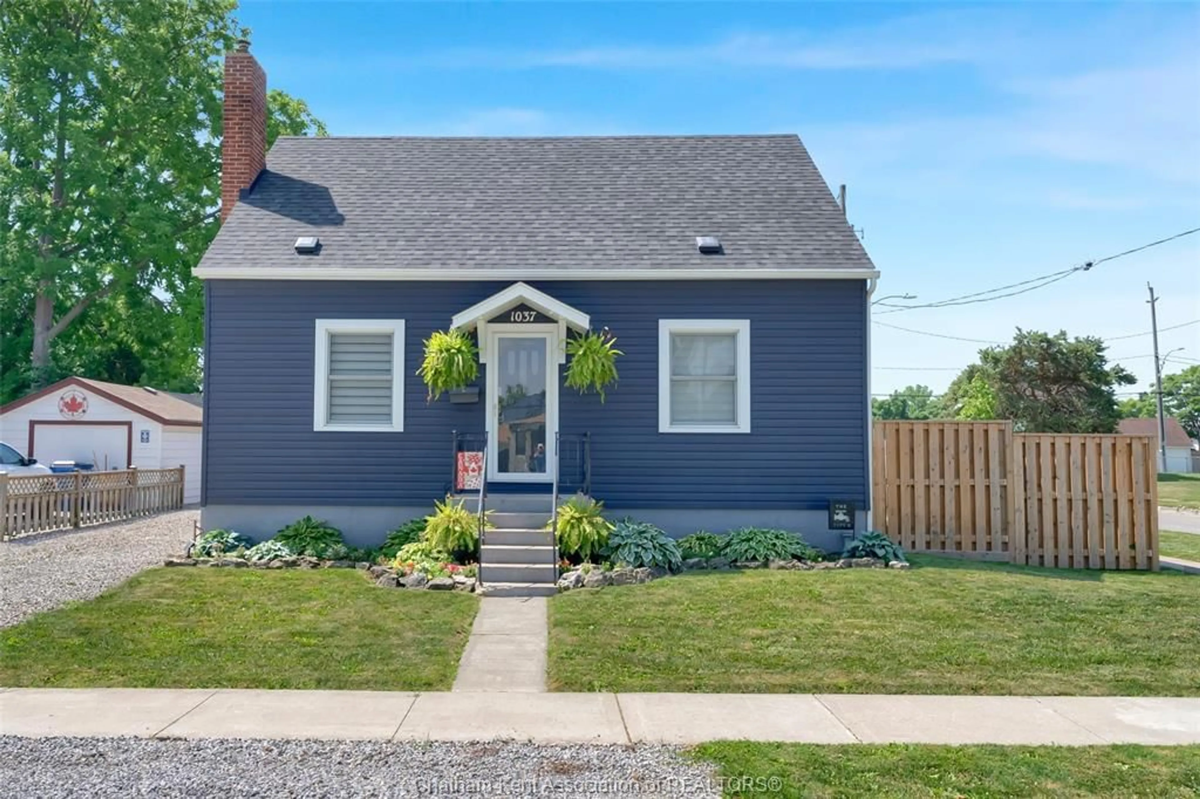 Home with vinyl exterior material, street for 1037 Elizabeth St, Wallaceburg Ontario N8A 3A6