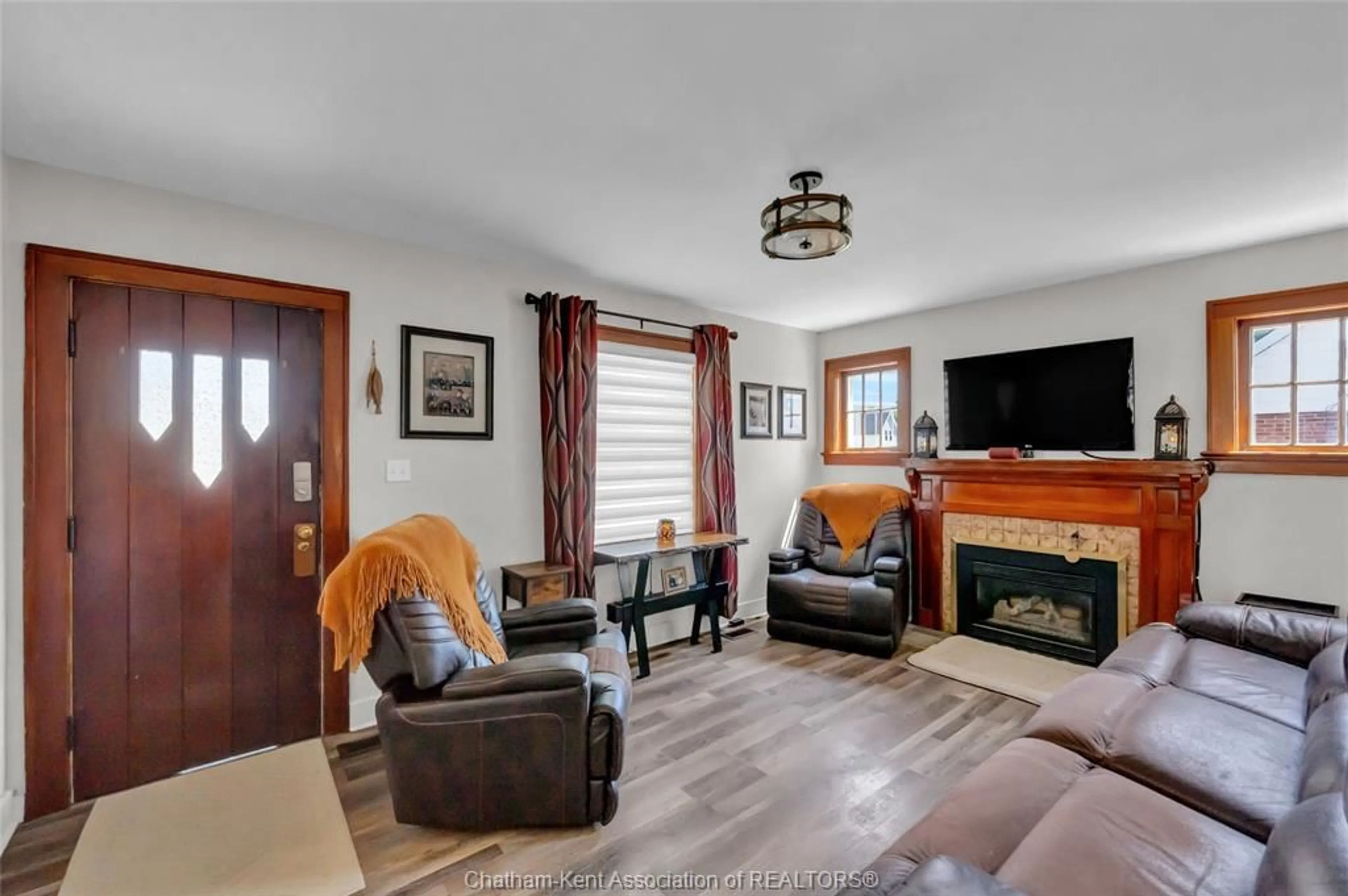 Living room with furniture, unknown for 1037 Elizabeth St, Wallaceburg Ontario N8A 3A6