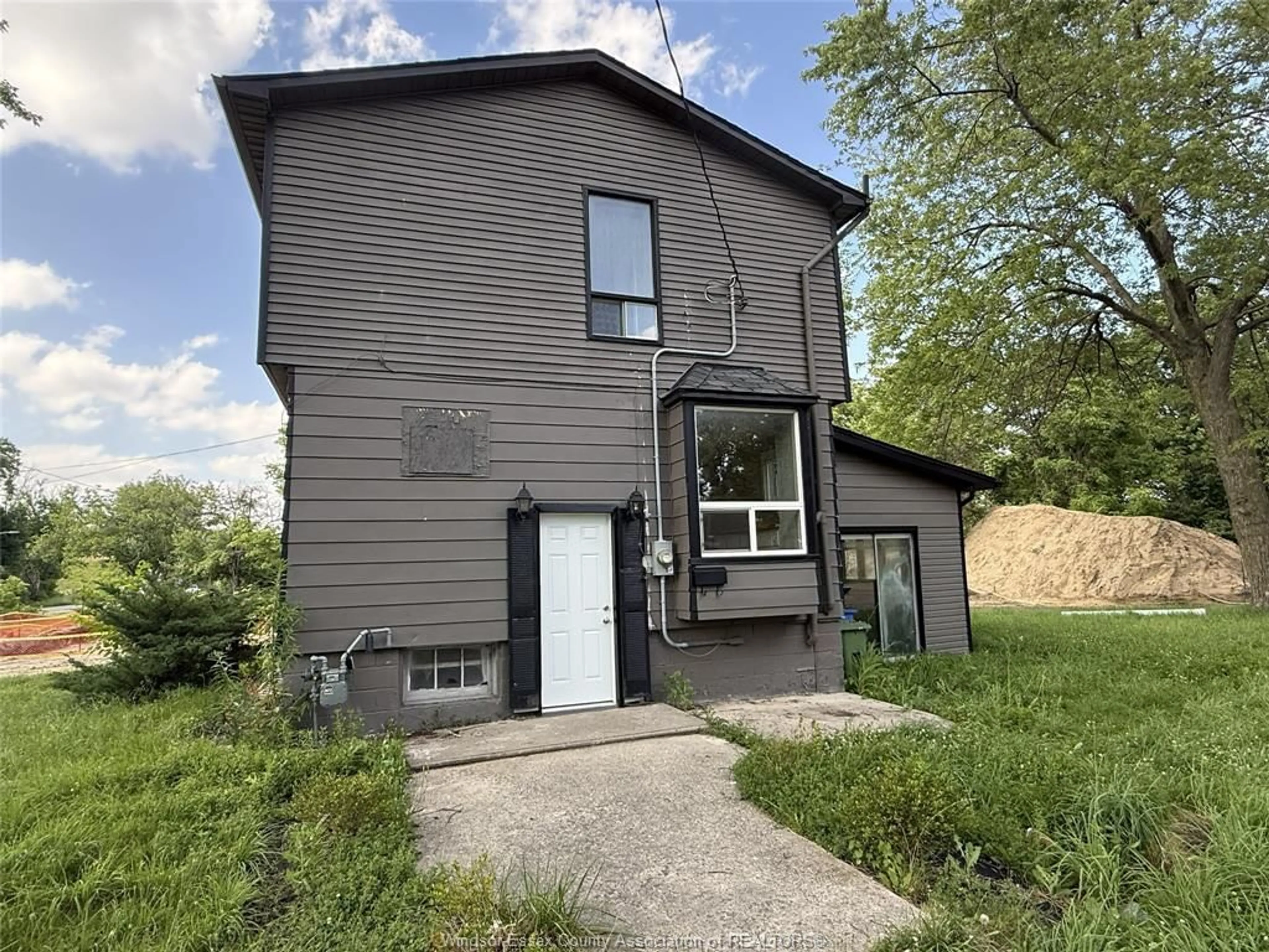 Home with vinyl exterior material, street for 4641 MALDEN Rd, Windsor Ontario N9E 3T4