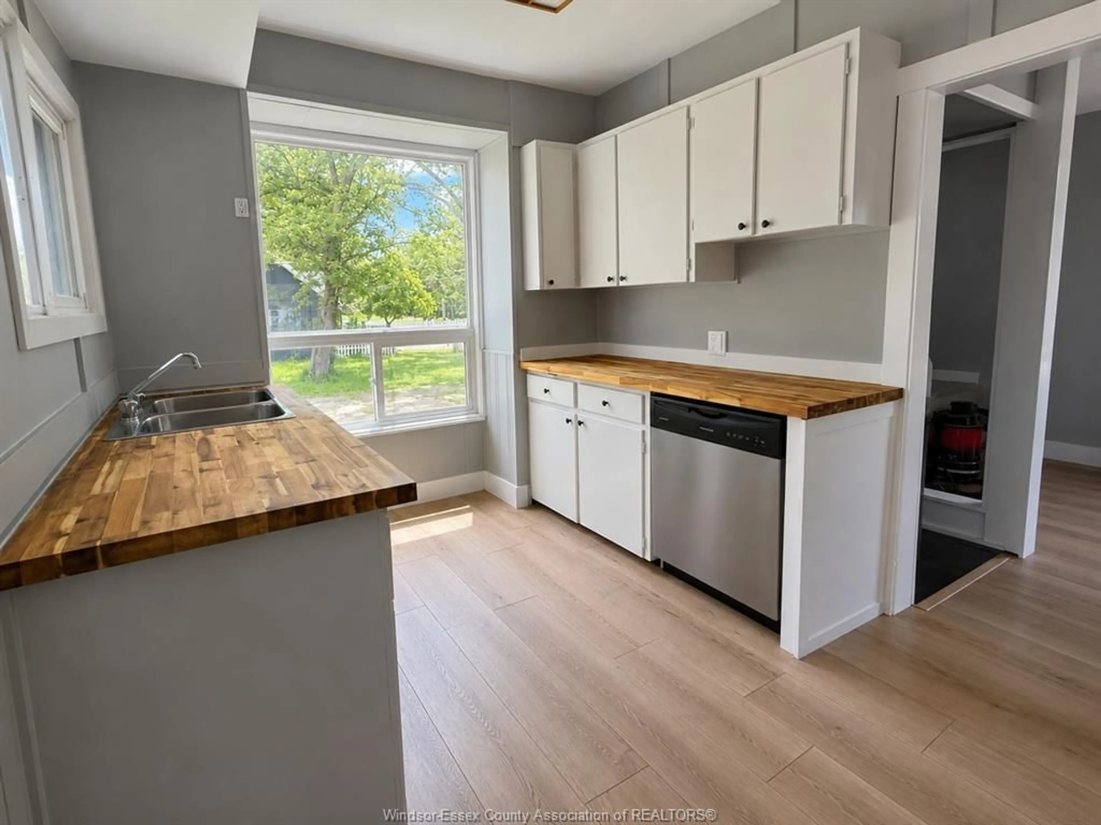 Open concept kitchen, wood/laminate floor for 4641 MALDEN Rd, Windsor Ontario N9E 3T4