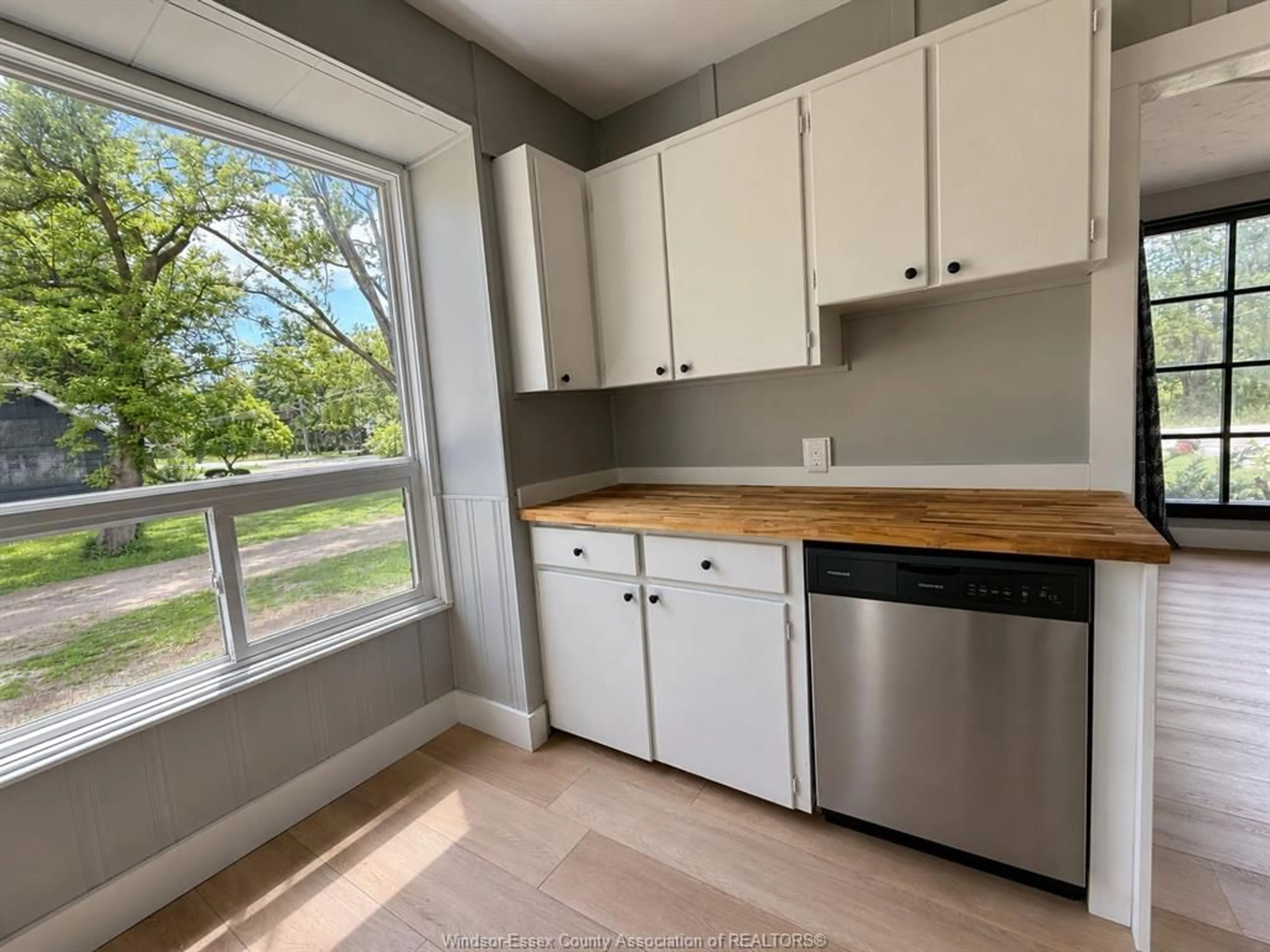 Standard kitchen, wood/laminate floor for 4641 MALDEN Rd, Windsor Ontario N9E 3T4