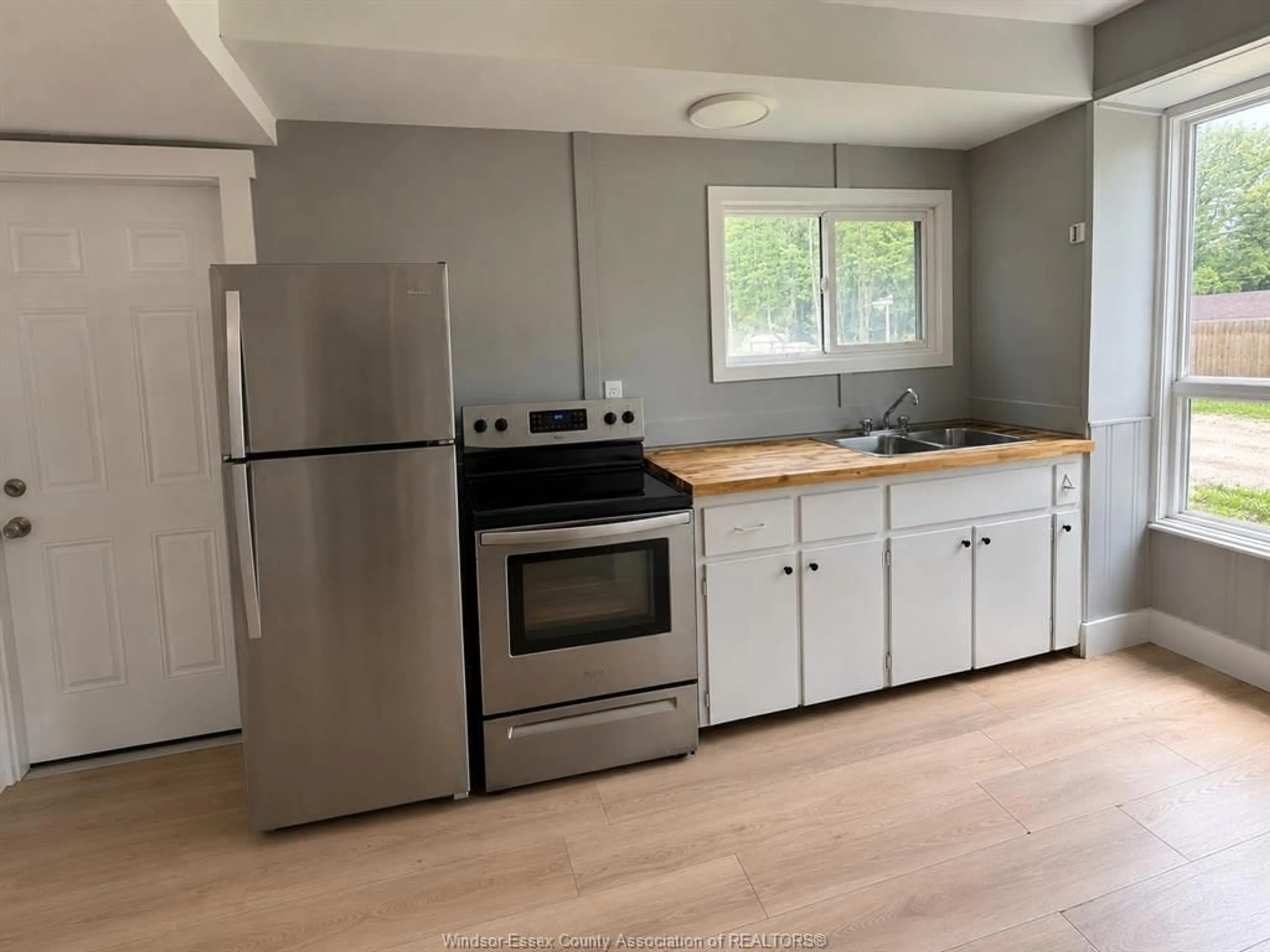 Standard kitchen, wood/laminate floor for 4641 MALDEN Rd, Windsor Ontario N9E 3T4