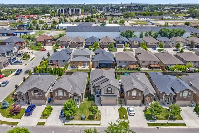 3000 MCROBBIE Cres, Windsor 2