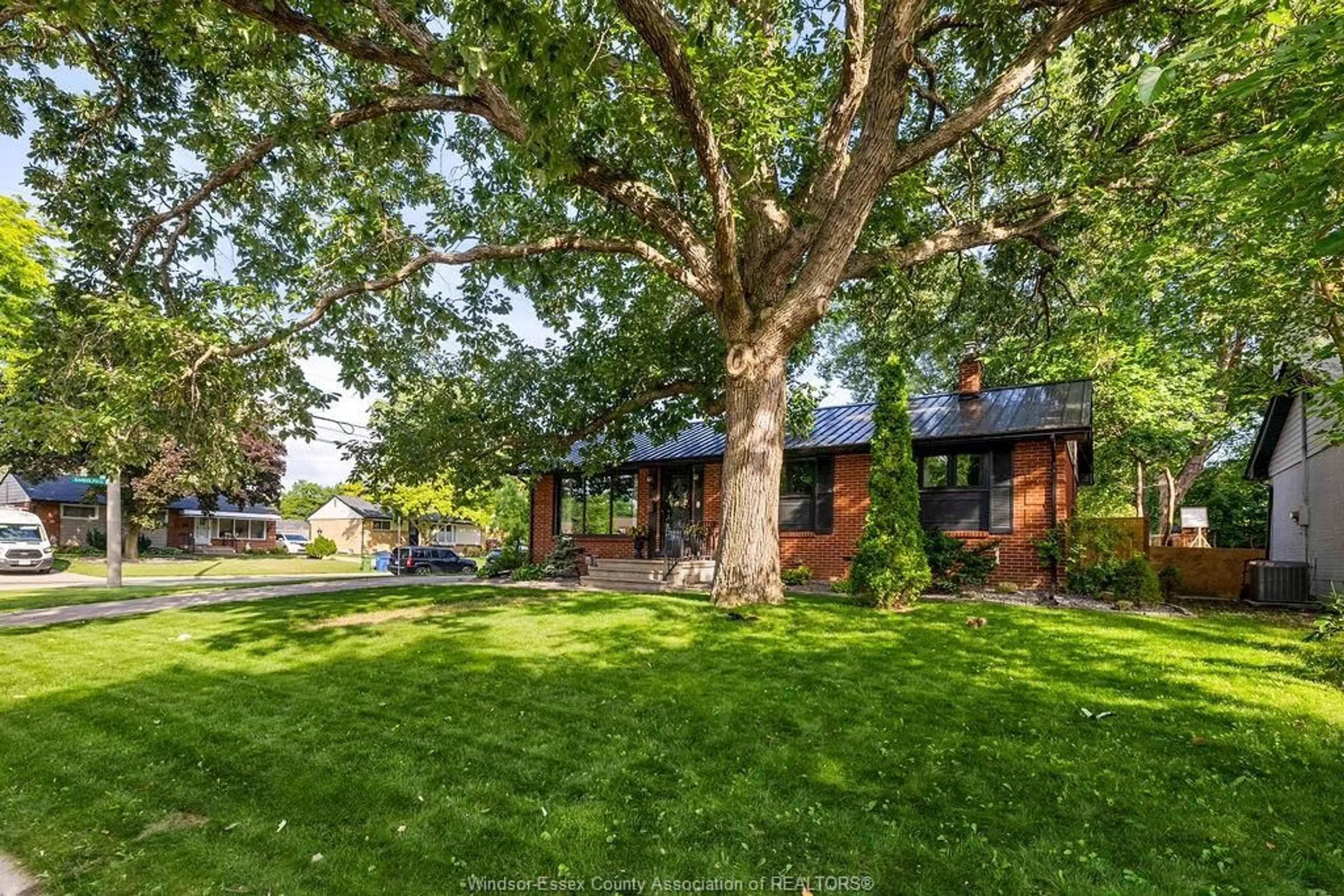 A pic from outside/outdoor area/front of a property/back of a property/a pic from drone, street for 2 SUMMER Crt, Windsor Ontario N9E 1R1