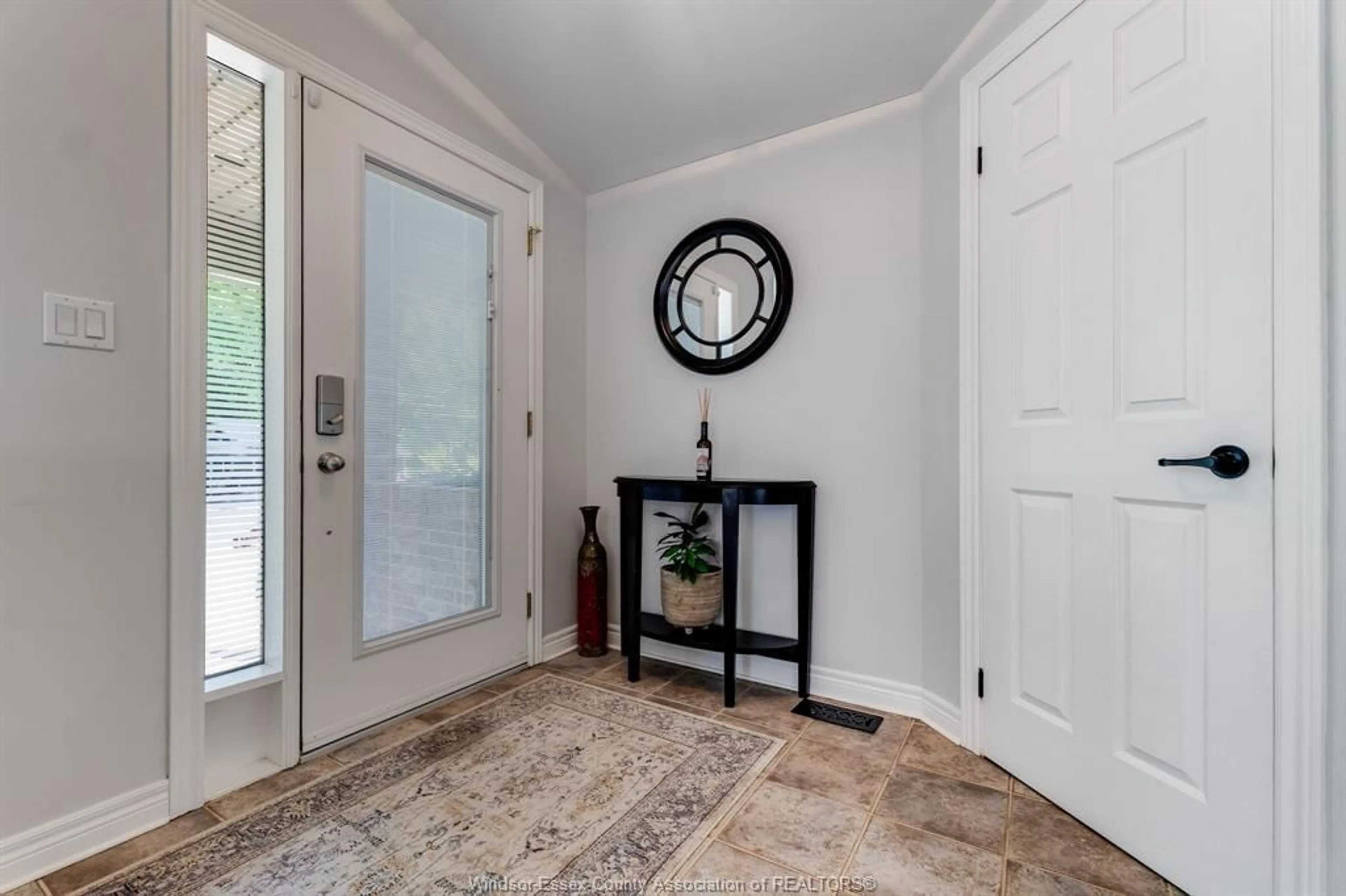 Indoor entryway for 895 Malott Ave, Kingsville Ontario N9Y 3C3