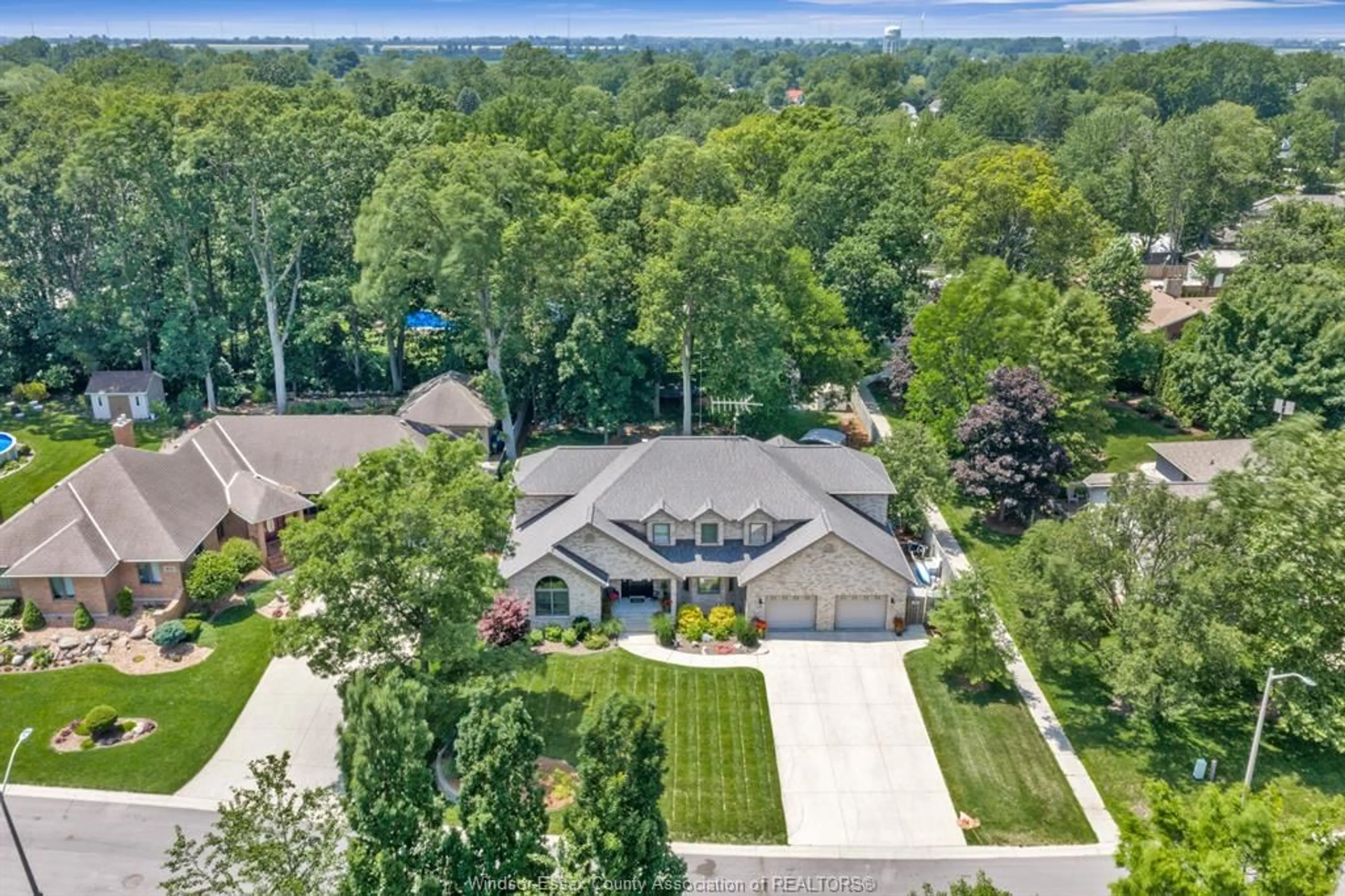 A pic from outside/outdoor area/front of a property/back of a property/a pic from drone, mountain view for 205 WOODLAND Dr, Harrow Ontario N0R 1G0