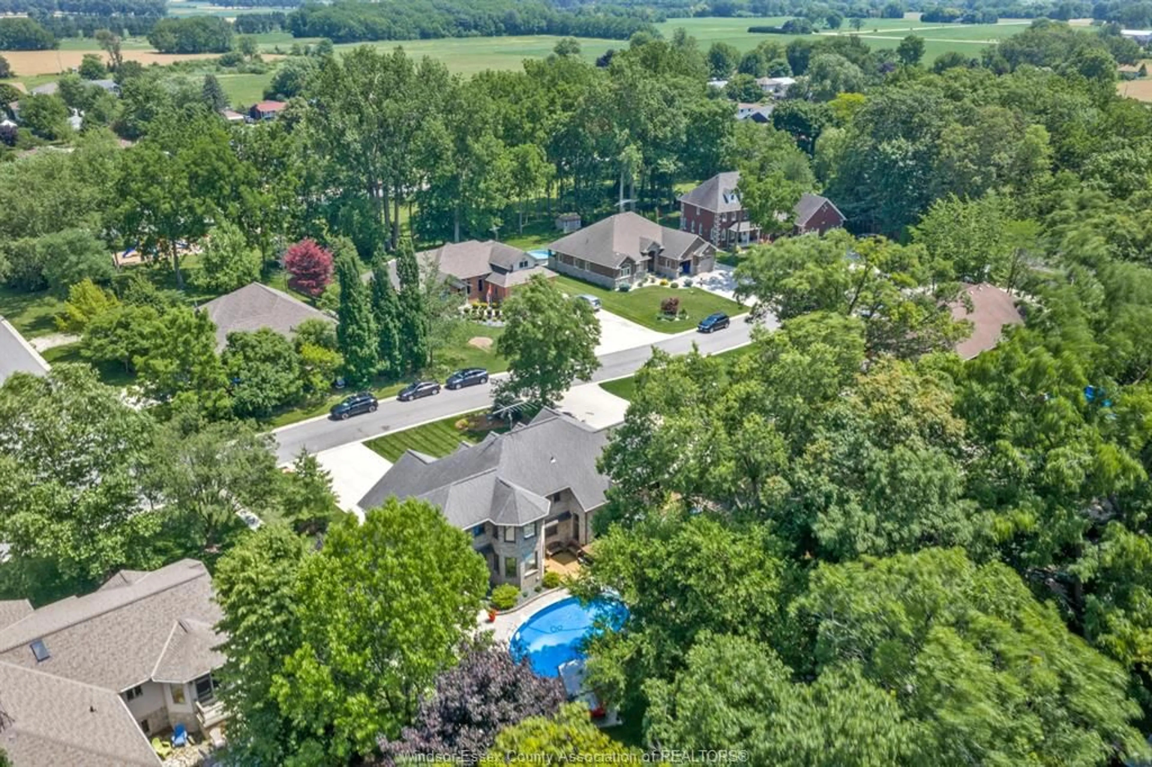 A pic from outside/outdoor area/front of a property/back of a property/a pic from drone, unknown for 205 WOODLAND Dr, Harrow Ontario N0R 1G0