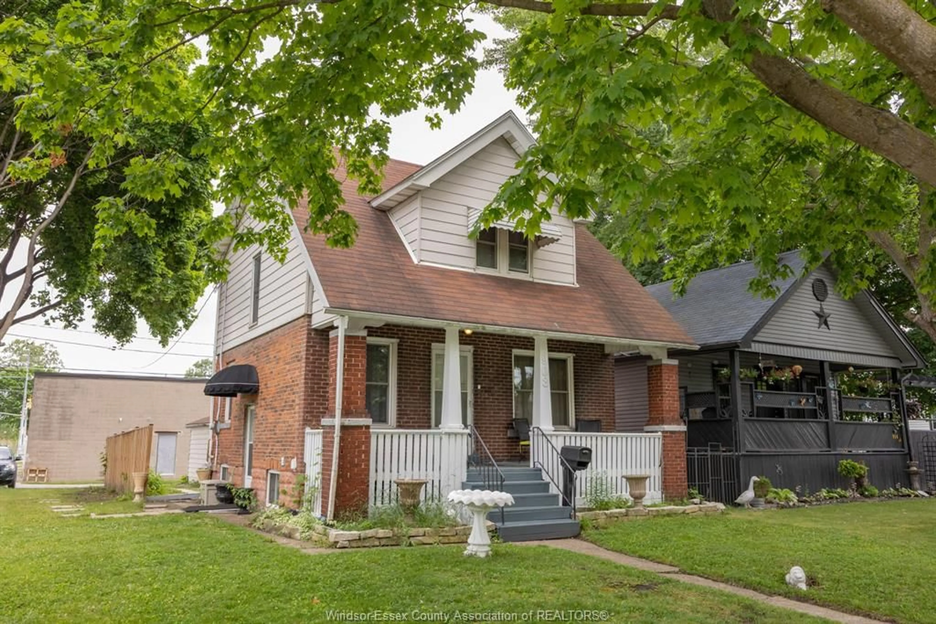 Home with brick exterior material, street for 908 OAK St, Windsor Ontario N9A 5G2