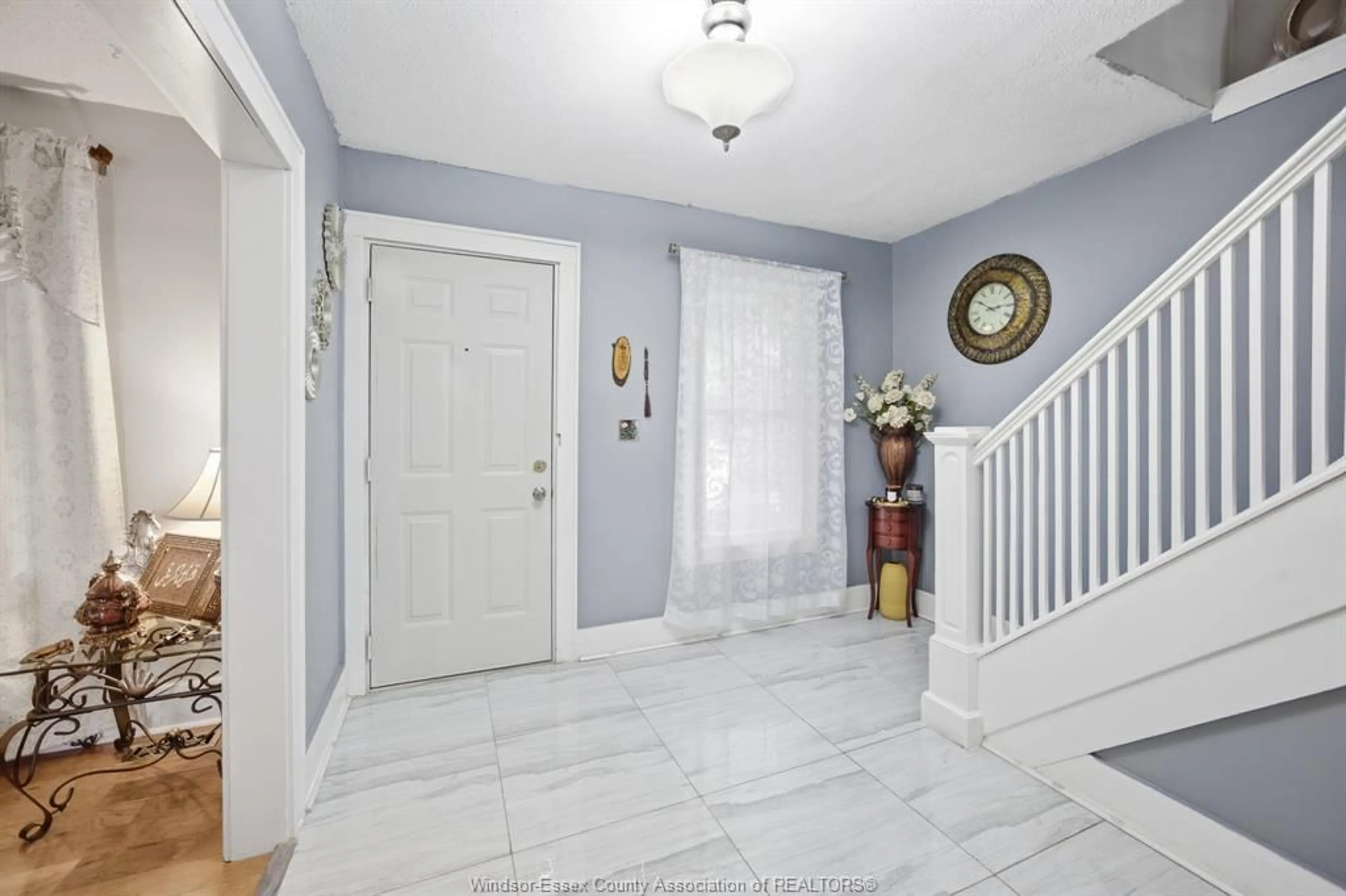 Indoor entryway for 908 OAK St, Windsor Ontario N9A 5G2