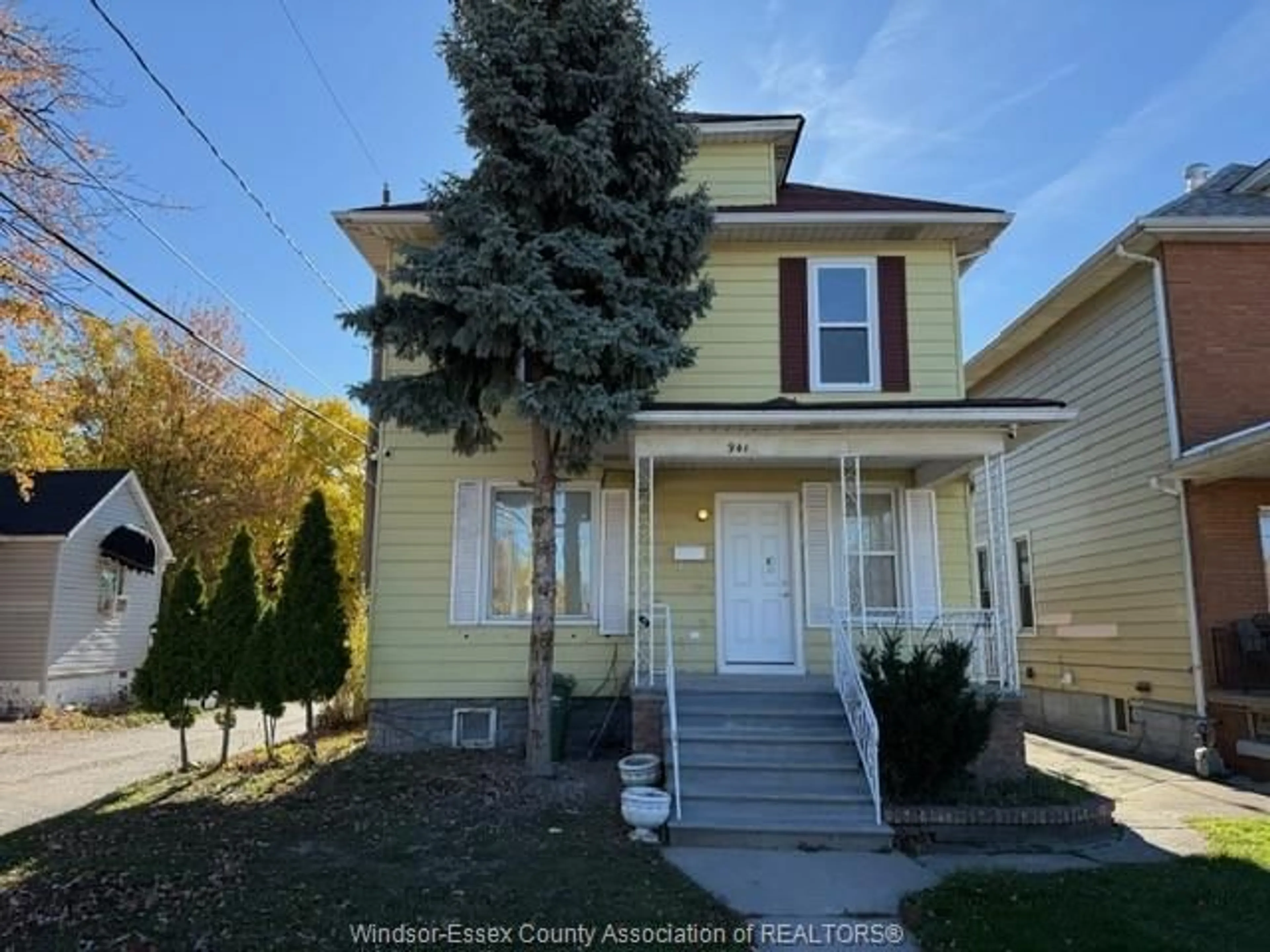 A pic from outside/outdoor area/front of a property/back of a property/a pic from drone, street for 941 CATARAQUI, Windsor Ontario N9A 3P7