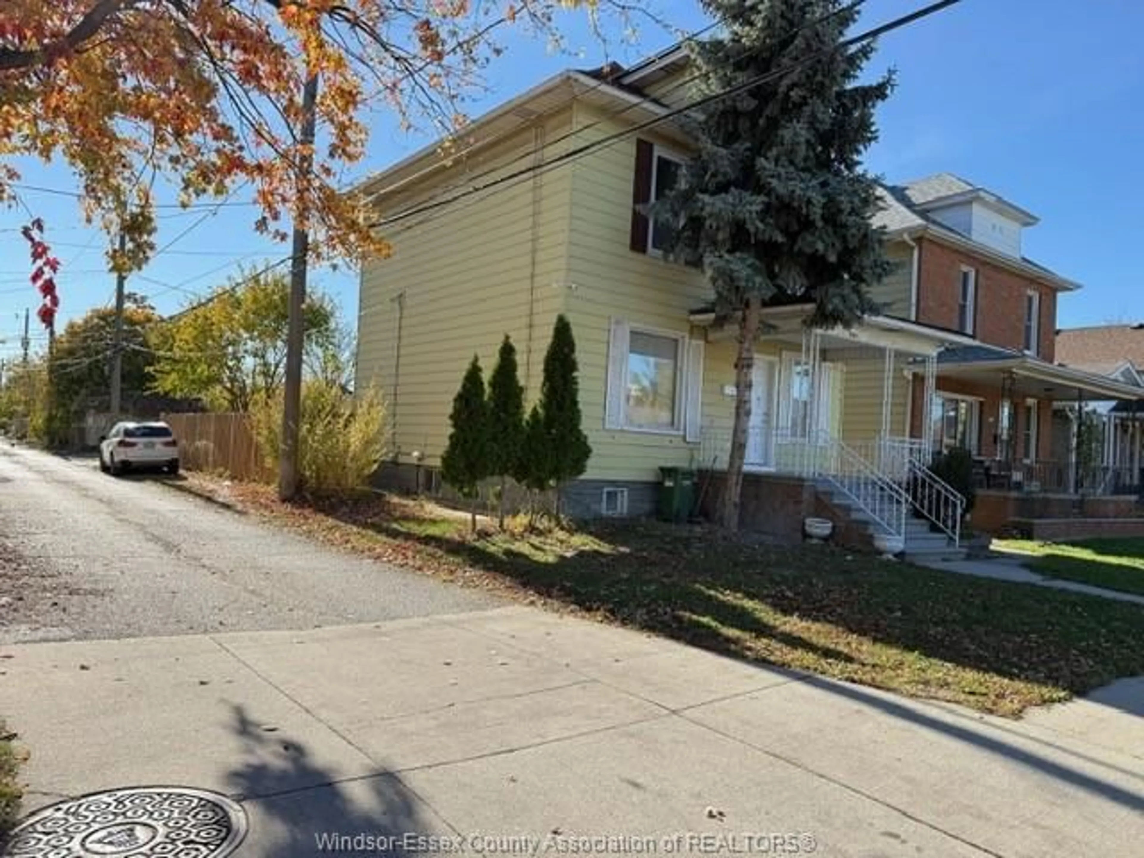 A pic from outside/outdoor area/front of a property/back of a property/a pic from drone, street for 941 CATARAQUI, Windsor Ontario N9A 3P7
