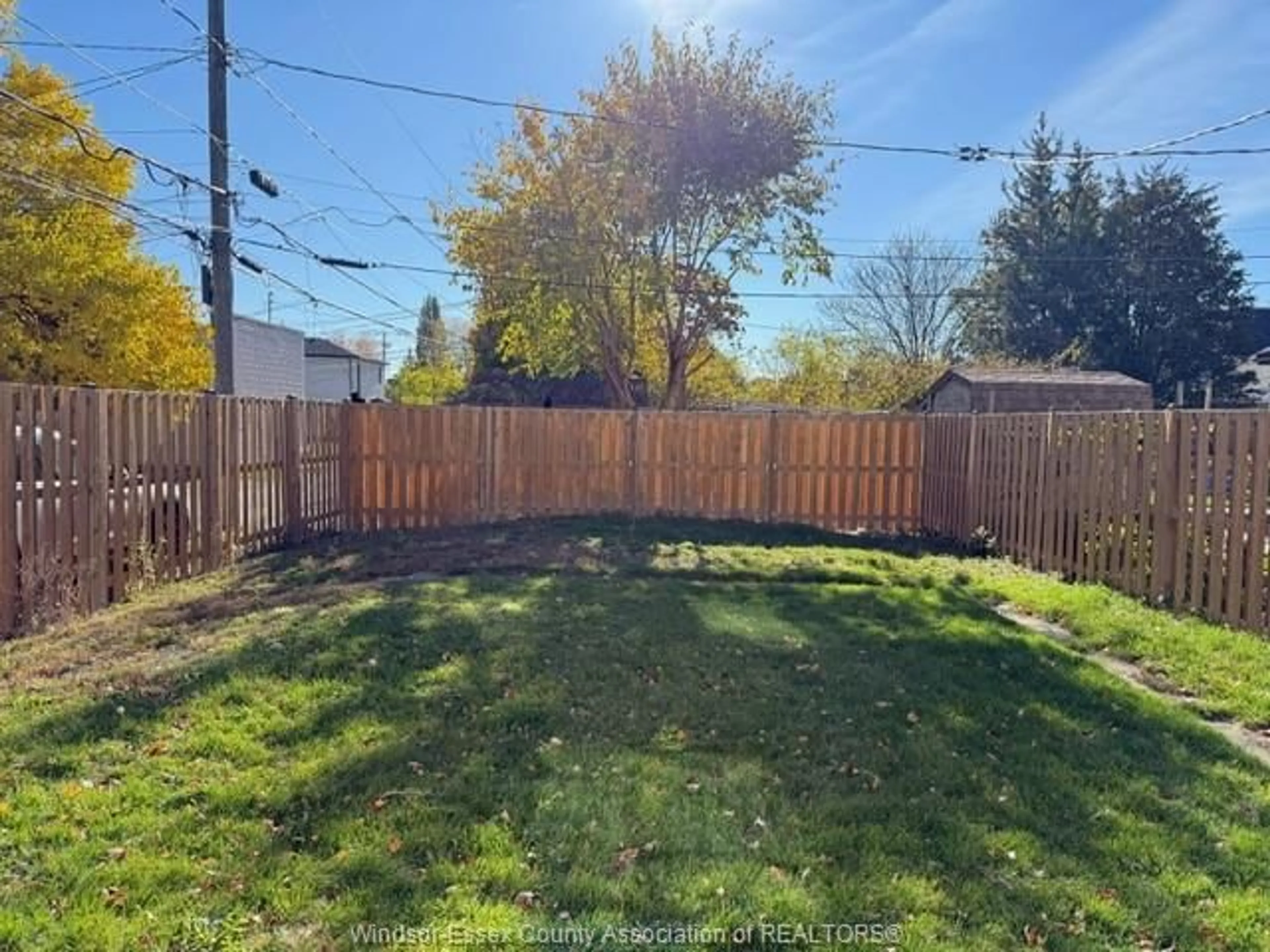 A pic from outside/outdoor area/front of a property/back of a property/a pic from drone, unknown for 941 CATARAQUI, Windsor Ontario N9A 3P7