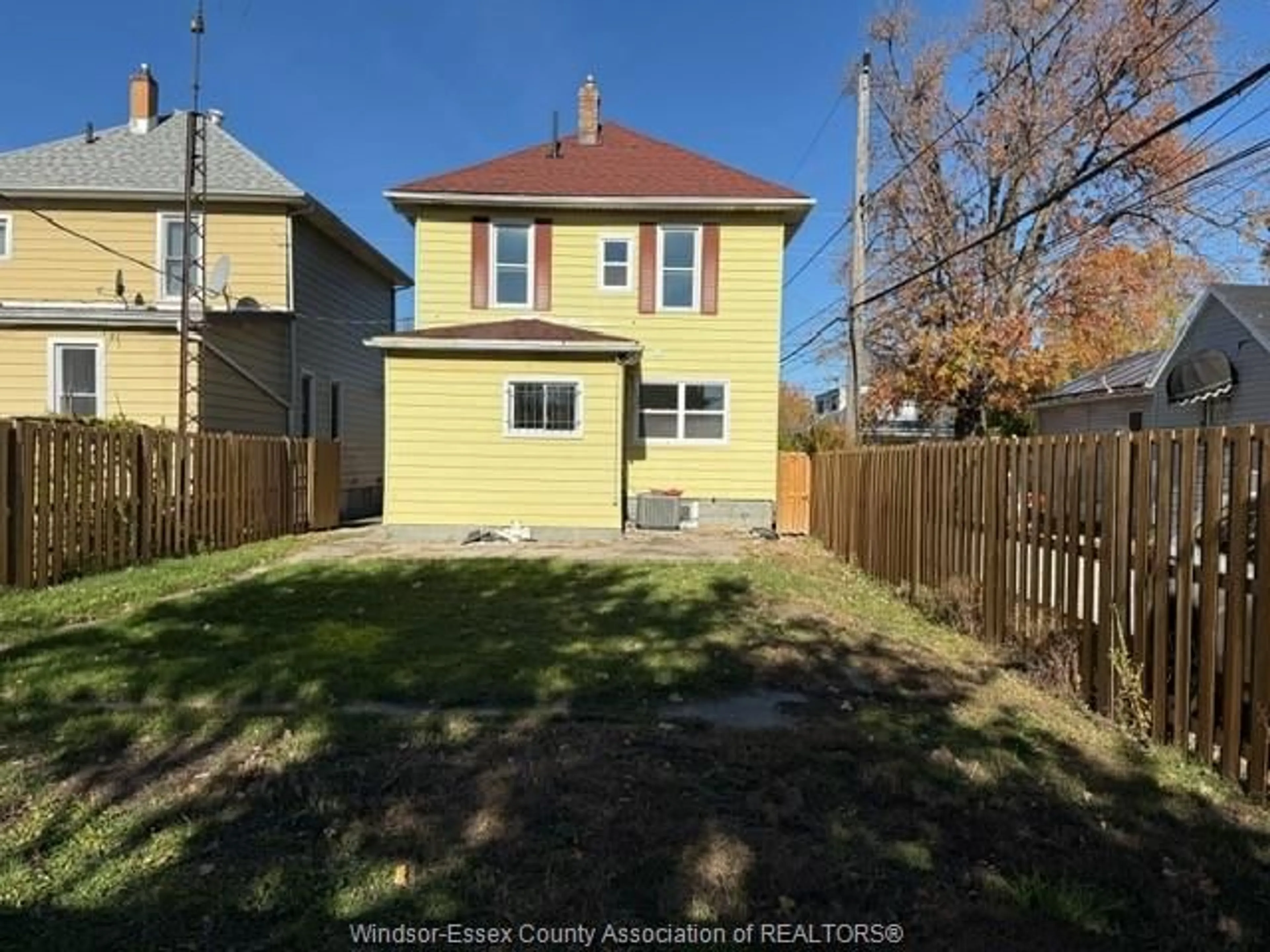 A pic from outside/outdoor area/front of a property/back of a property/a pic from drone, street for 941 CATARAQUI, Windsor Ontario N9A 3P7