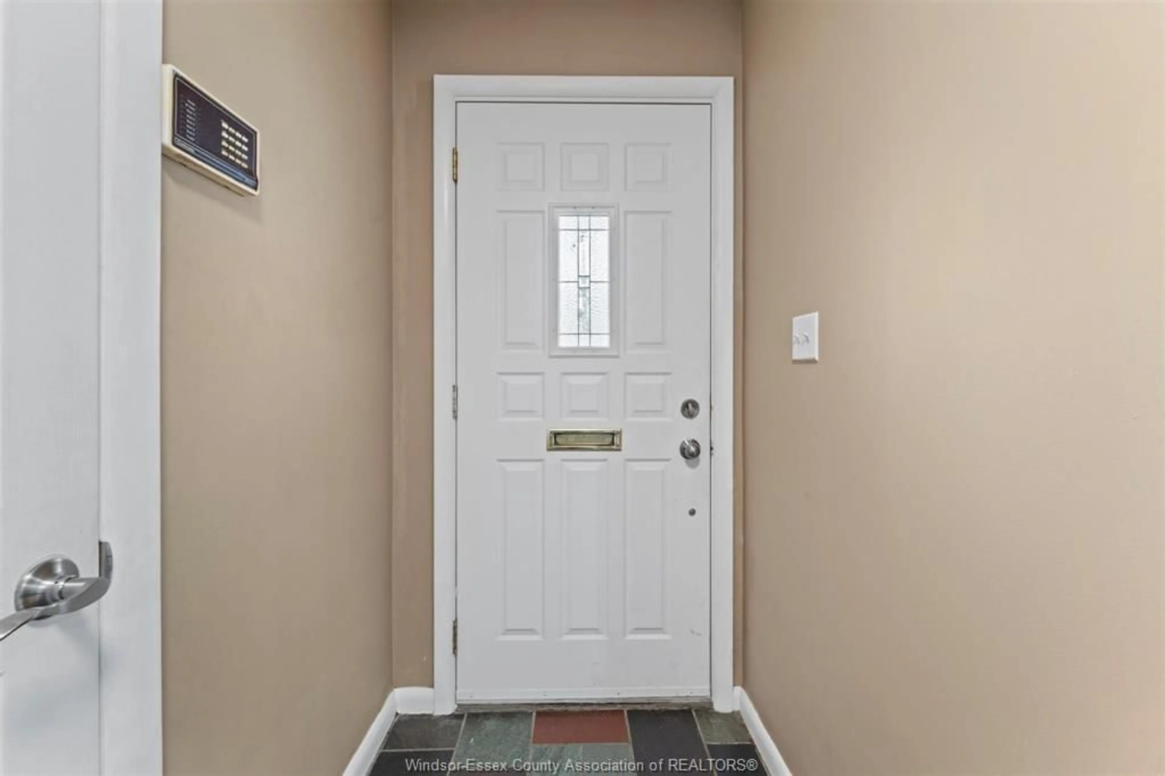 Indoor entryway for 2729 VIRGINIA Pk, Windsor Ontario N9E 2B6