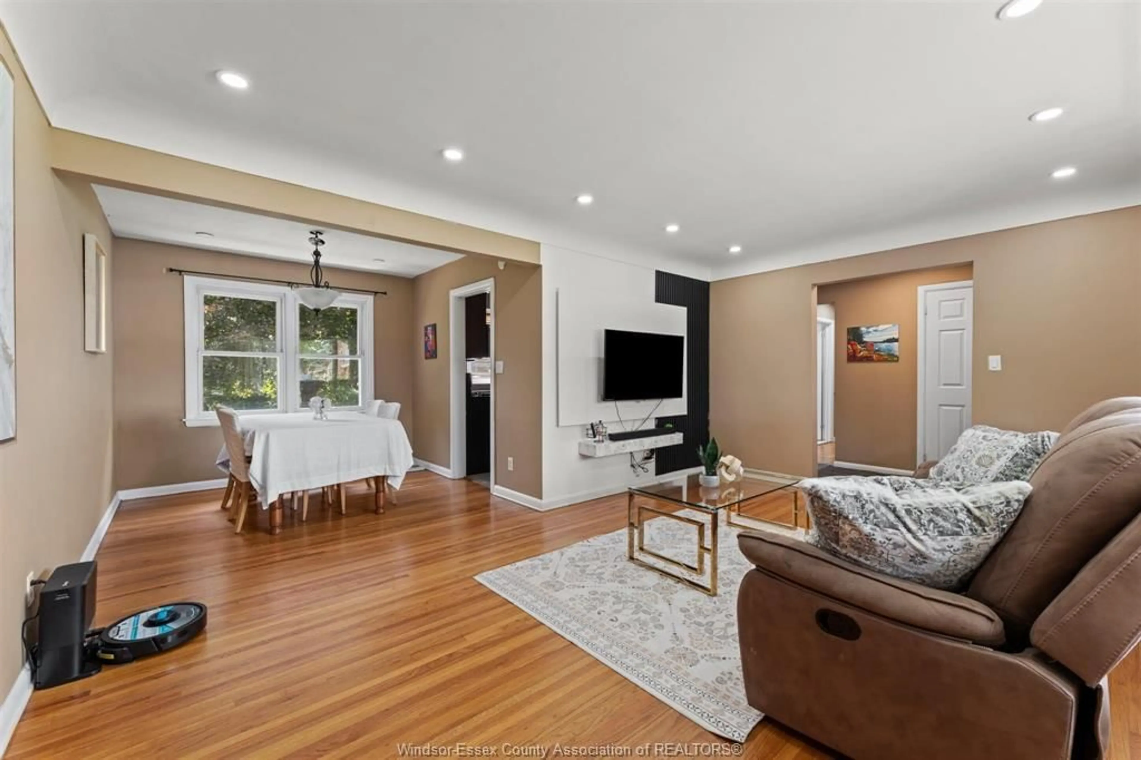 Living room with furniture, wood/laminate floor for 2729 VIRGINIA Pk, Windsor Ontario N9E 2B6