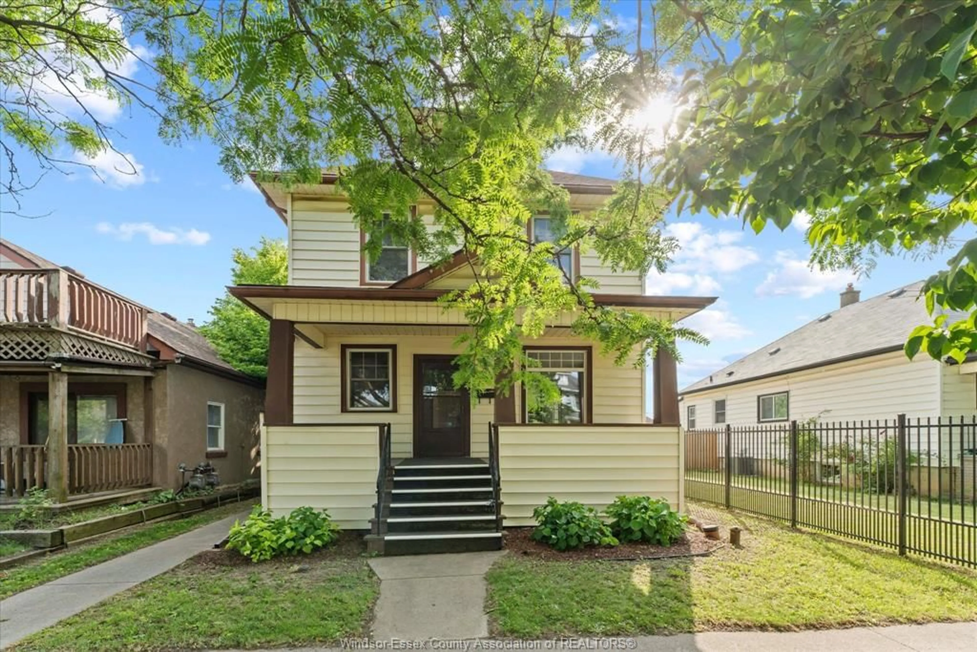 Home with brick exterior material, street for 961 LINCOLN, Windsor Ontario N8Y 2H3