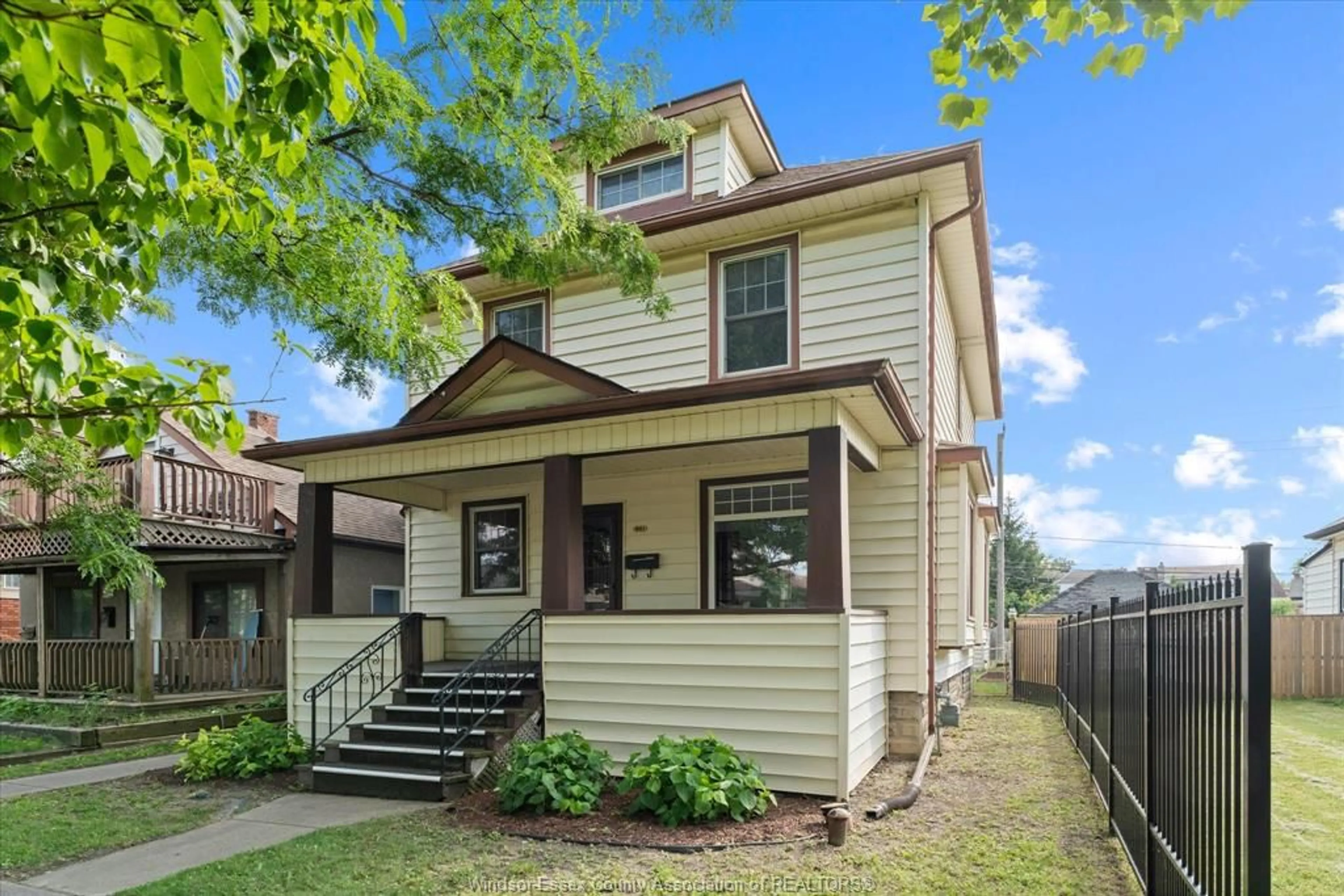 Home with vinyl exterior material, street for 961 LINCOLN, Windsor Ontario N8Y 2H3