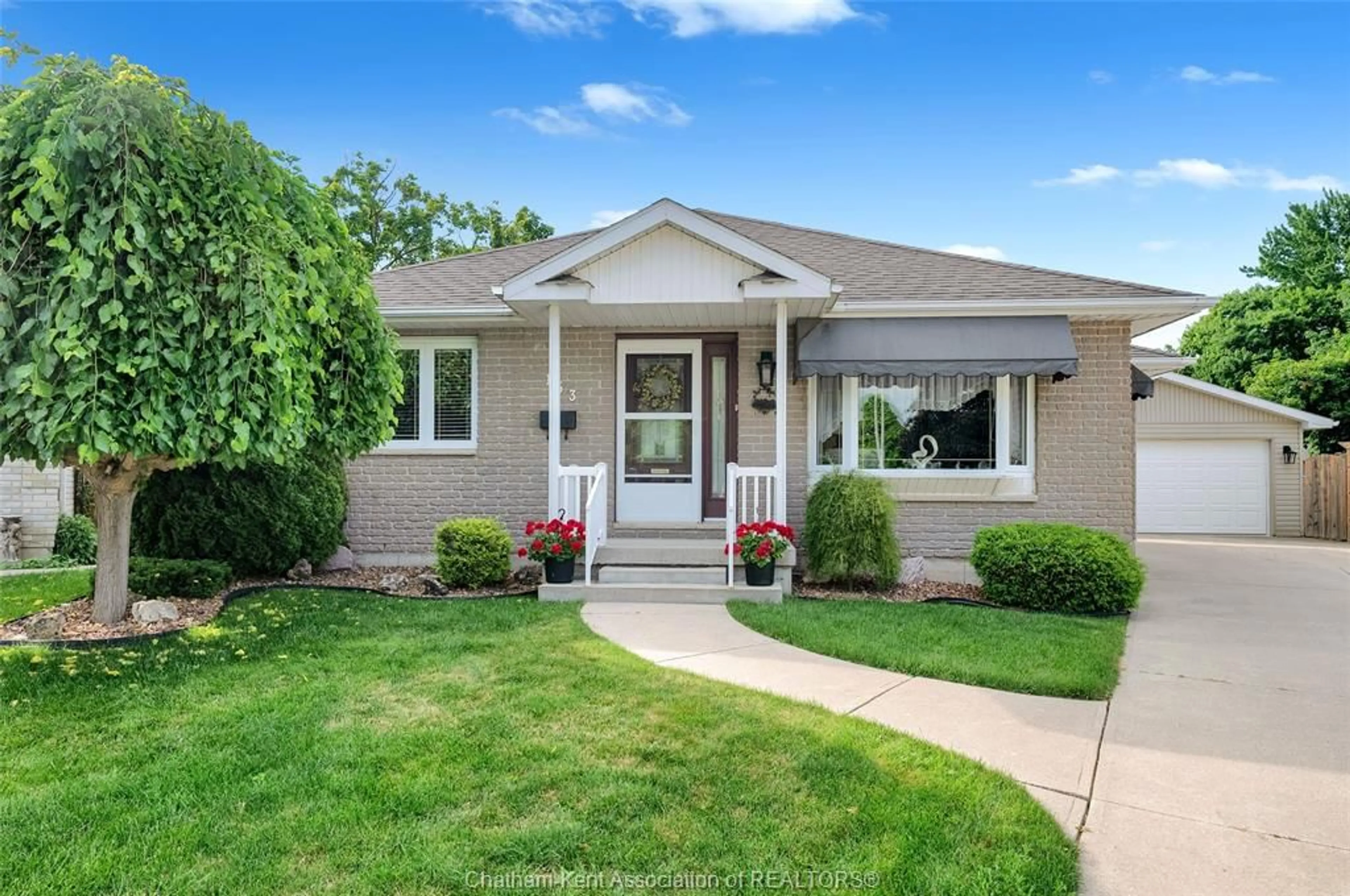 Home with vinyl exterior material, street for 153 Primrose Lane, Chatham Ontario N7L 4N7