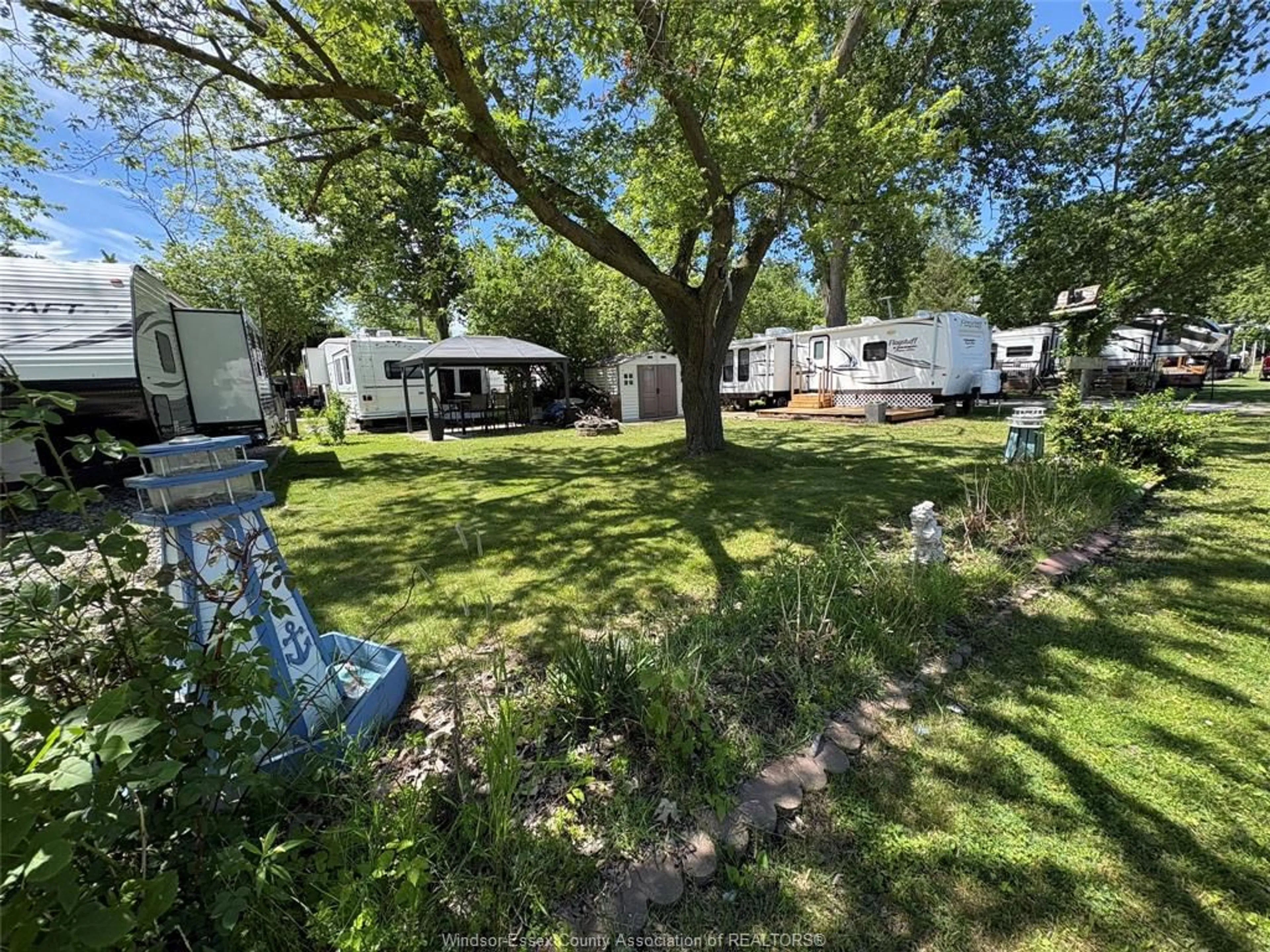 A pic from outside/outdoor area/front of a property/back of a property/a pic from drone, unknown for 42 POPLAR Lane, Leamington Ontario N8H 3L4