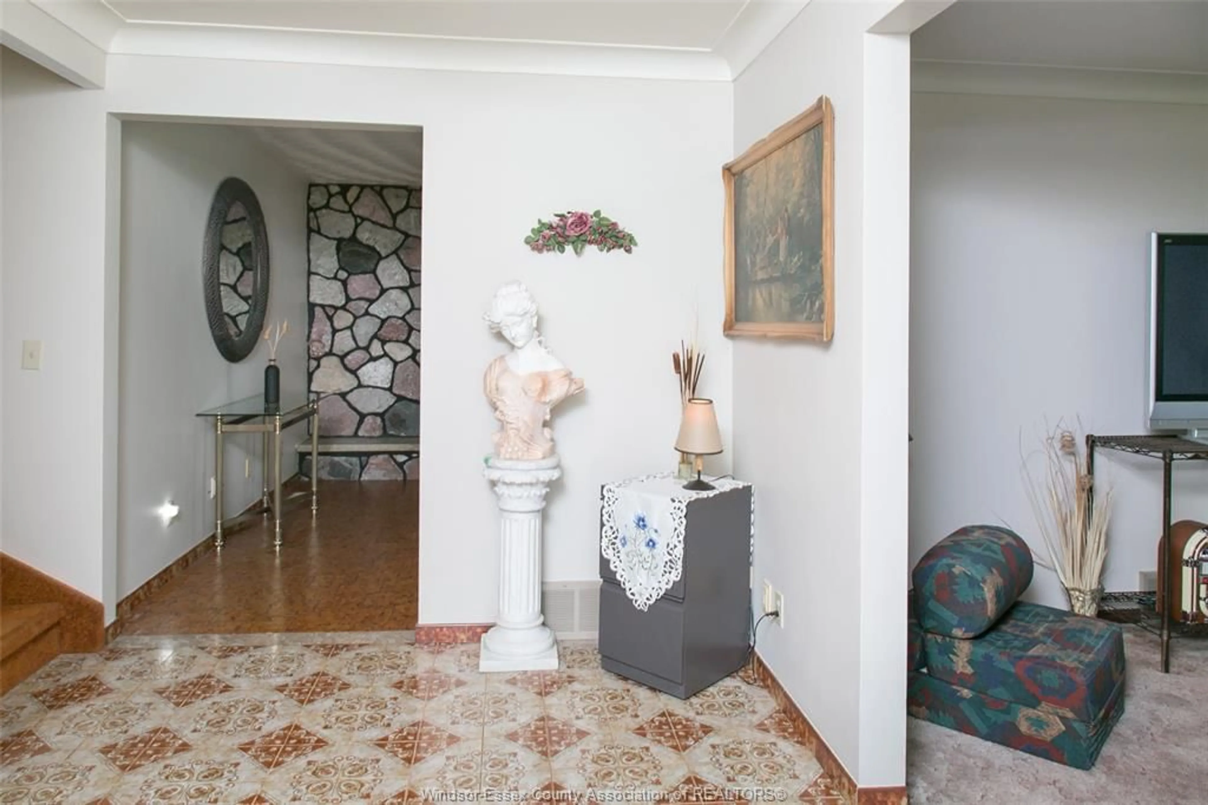 Indoor foyer for 3371 COUNTY ROAD 20, Amherstburg Ontario N9V 2Y8