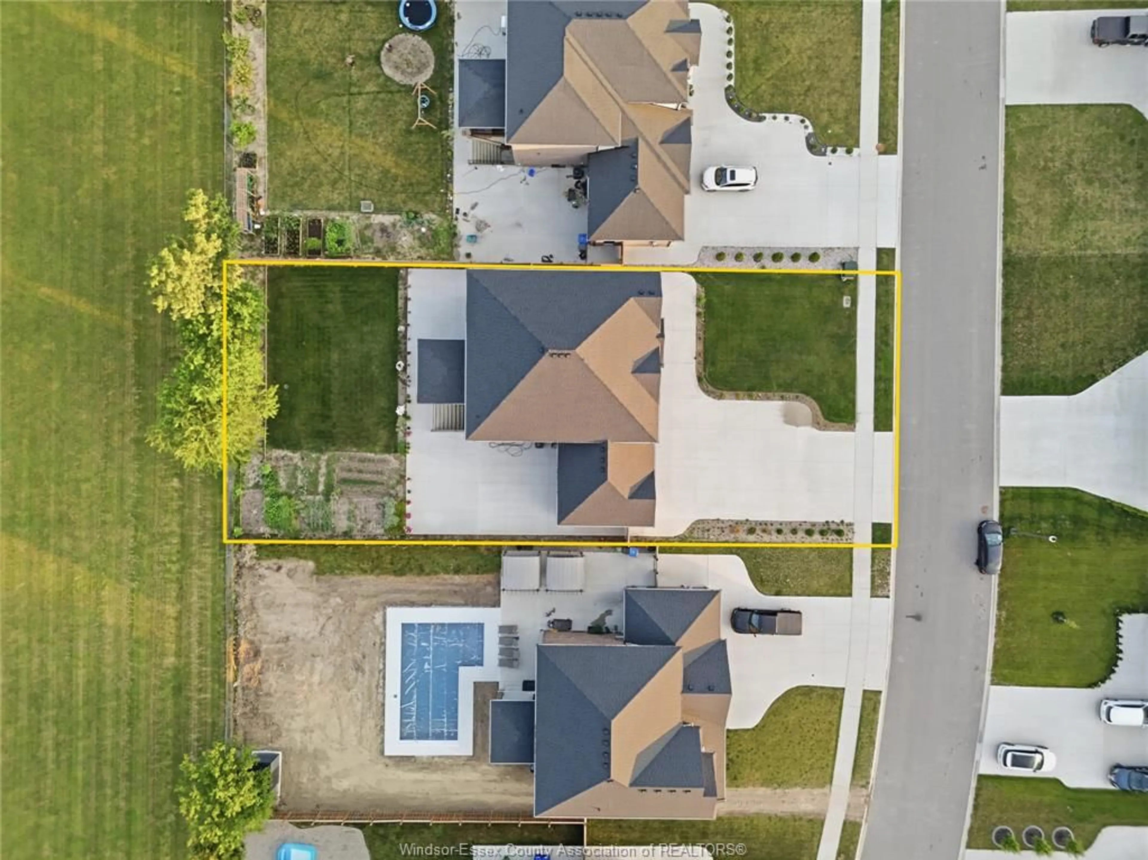 A pic from outside/outdoor area/front of a property/back of a property/a pic from drone, street for 1436 MULLINS Dr, Lakeshore Ontario N0R 1V0