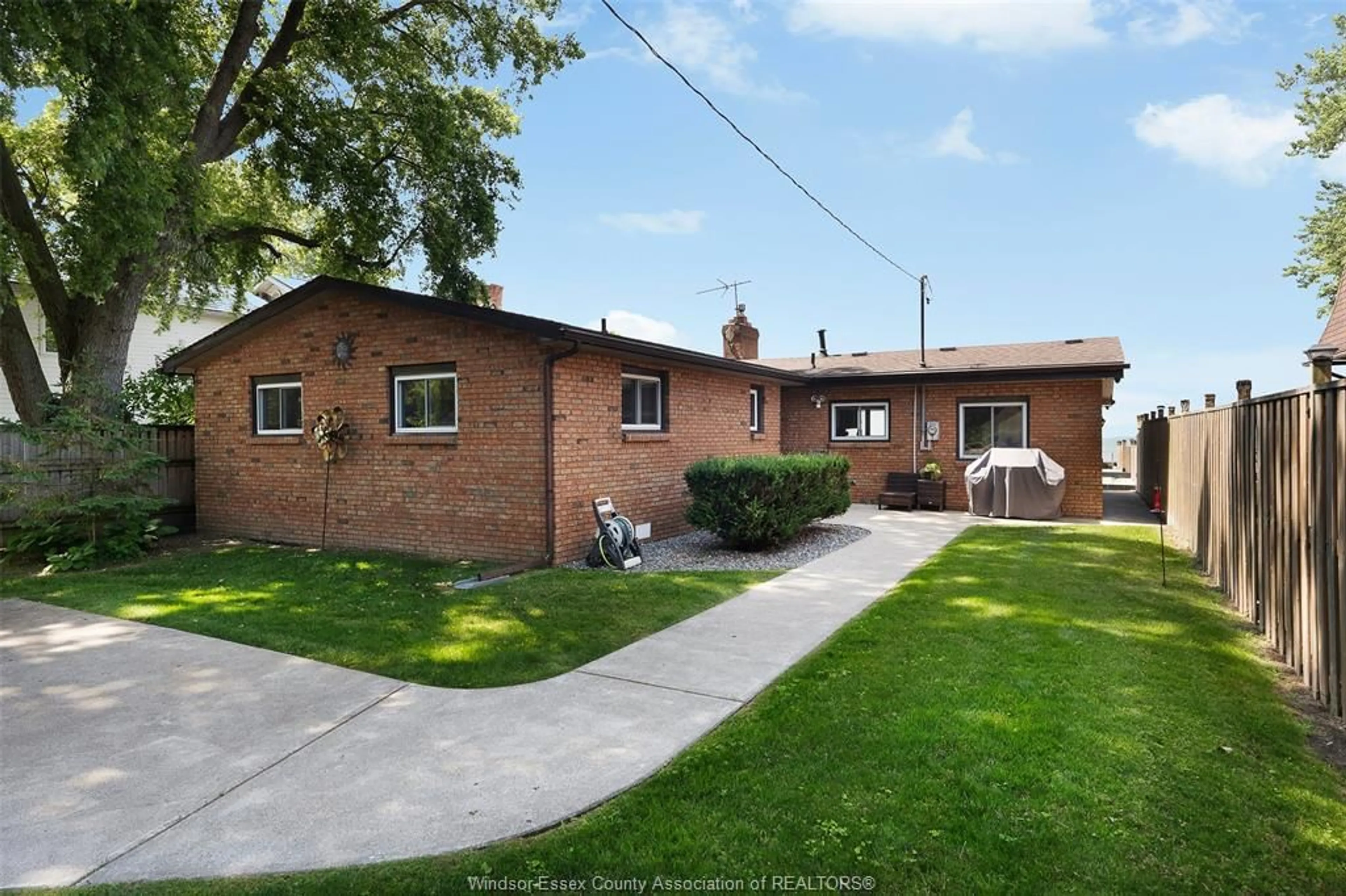 A pic from outside/outdoor area/front of a property/back of a property/a pic from drone, street for 1824 ERIE Ave, Amherstburg Ontario N9V 2Y8