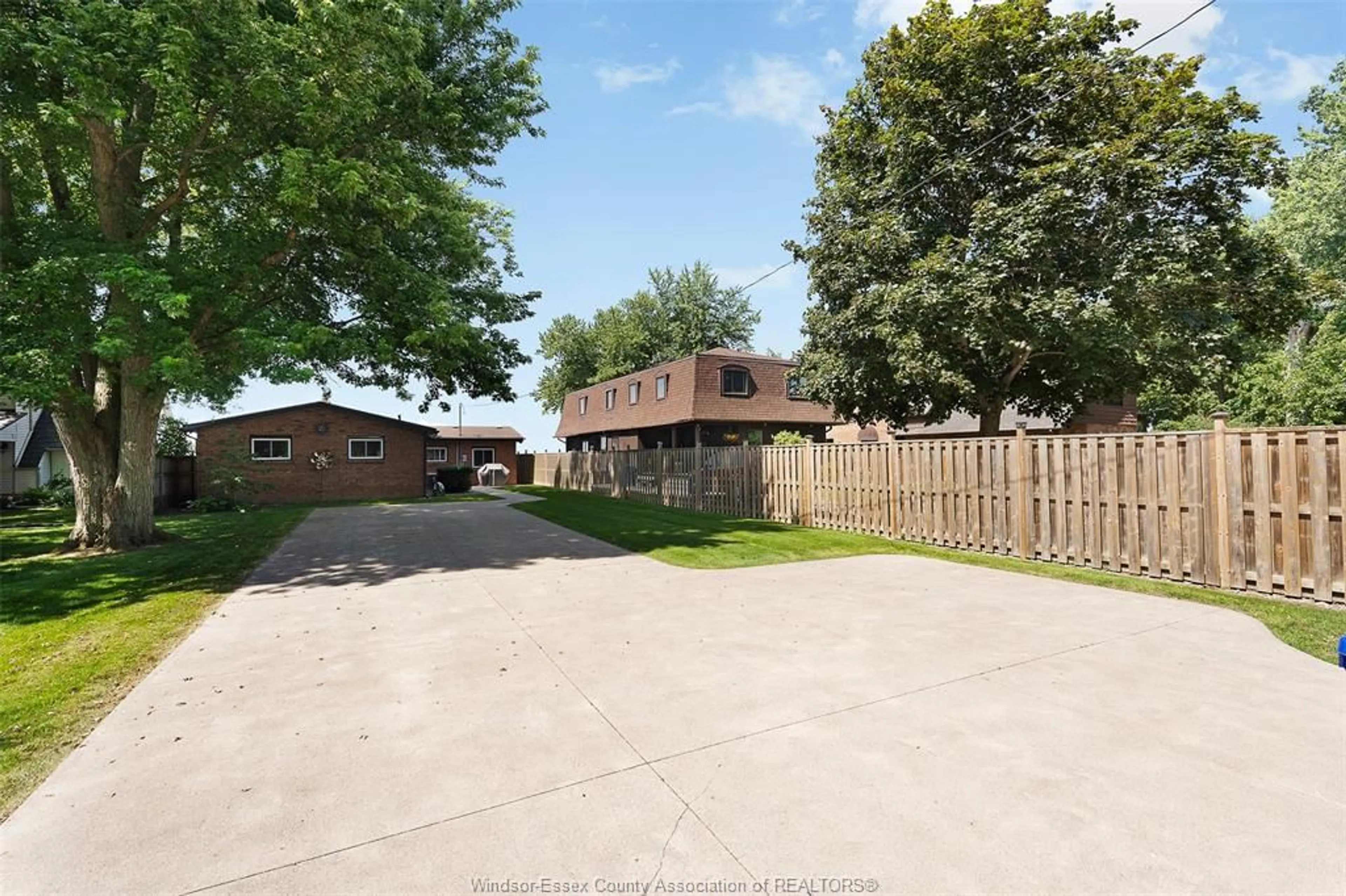 A pic from outside/outdoor area/front of a property/back of a property/a pic from drone, street for 1824 ERIE Ave, Amherstburg Ontario N9V 2Y8