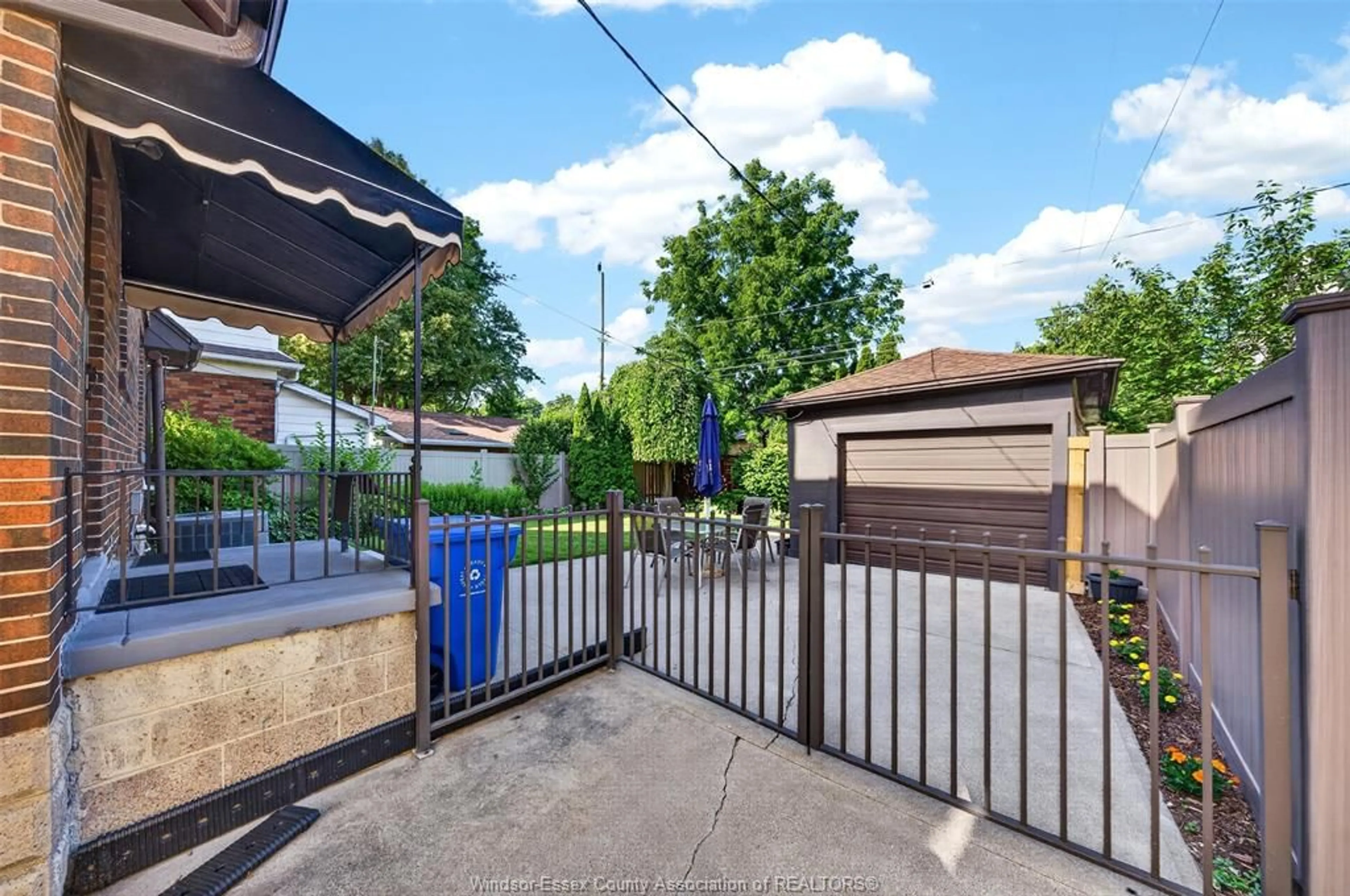 A pic from outside/outdoor area/front of a property/back of a property/a pic from drone, street for 2333 CHILVER, Windsor Ontario N8W 2V6