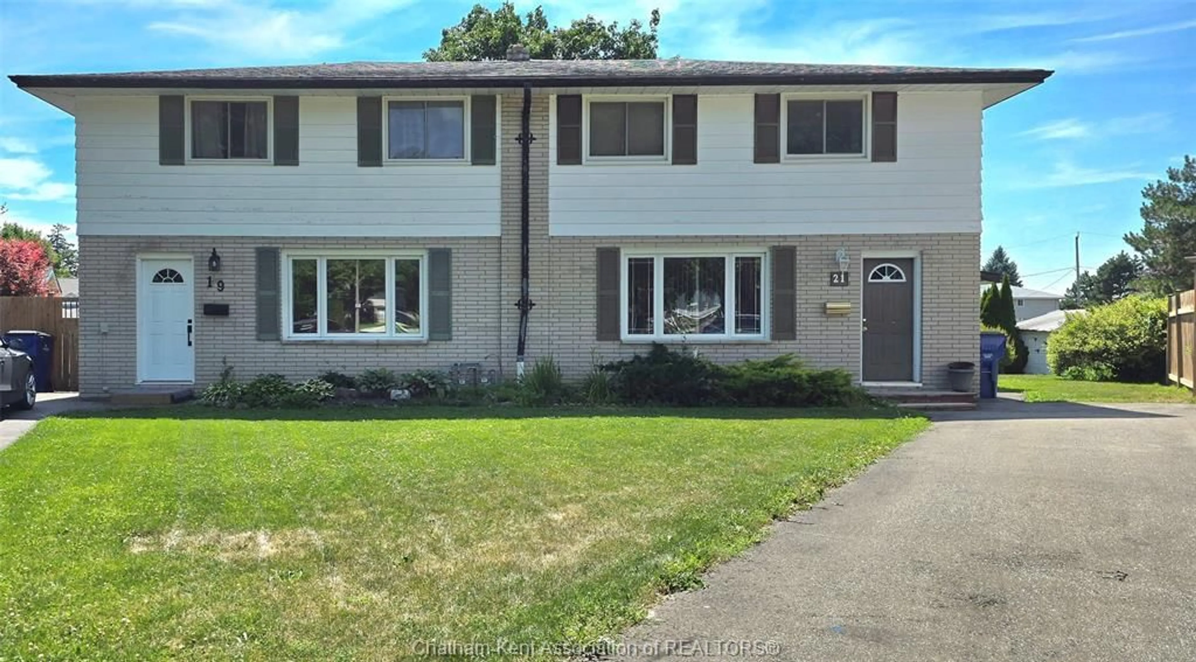 Home with vinyl exterior material, street for 21 Chestnut Dr, Chatham Ontario N7M 4Y9