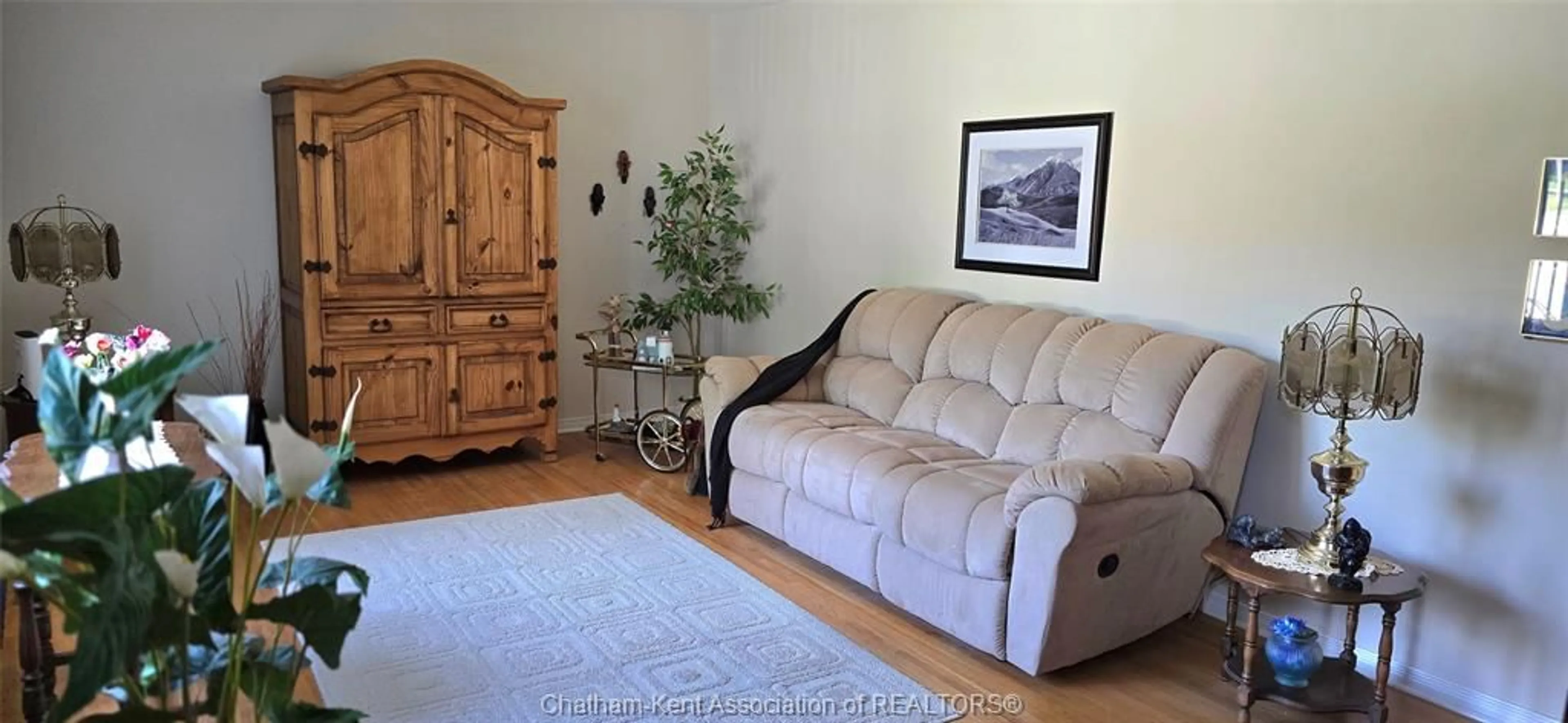 Living room with furniture, unknown for 21 Chestnut Dr, Chatham Ontario N7M 4Y9