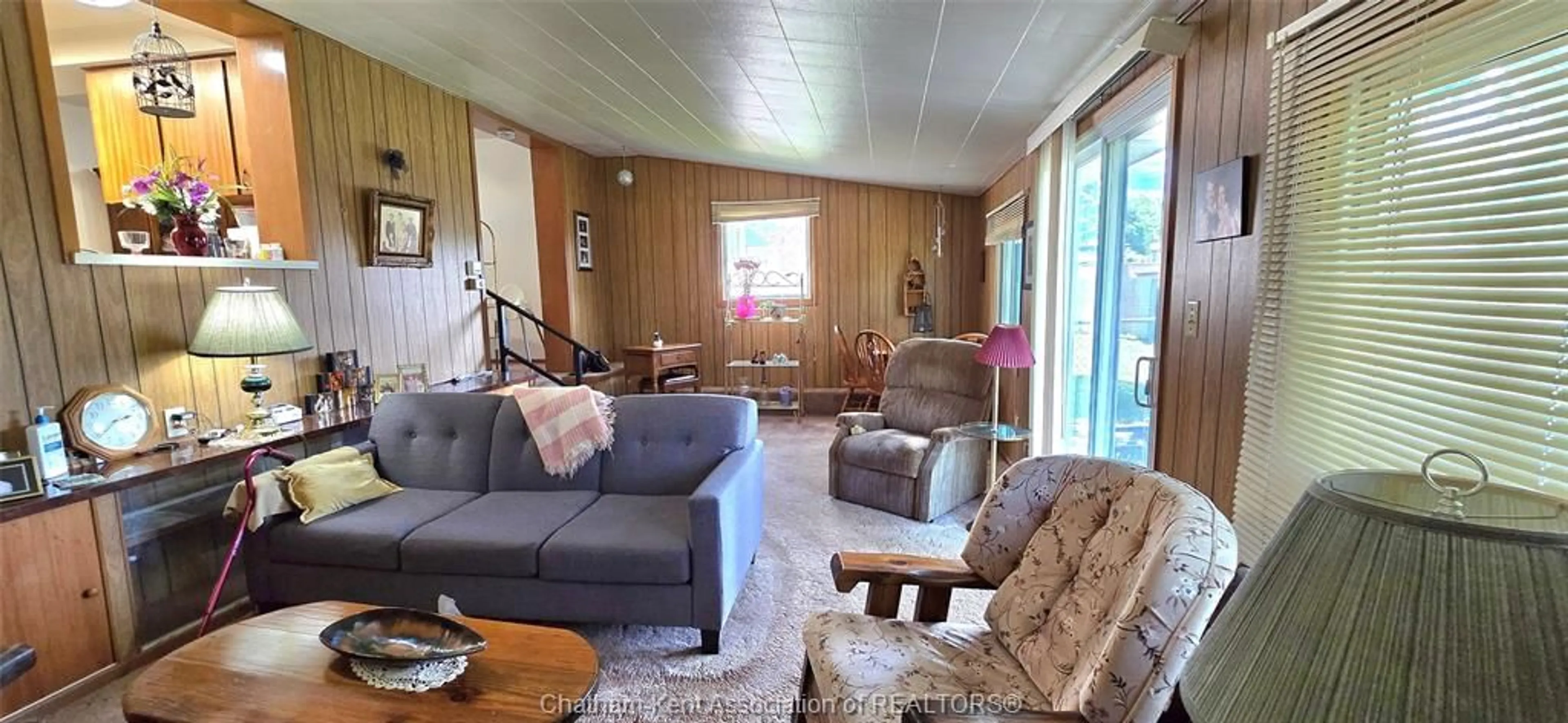 Living room with furniture, unknown for 21 Chestnut Dr, Chatham Ontario N7M 4Y9