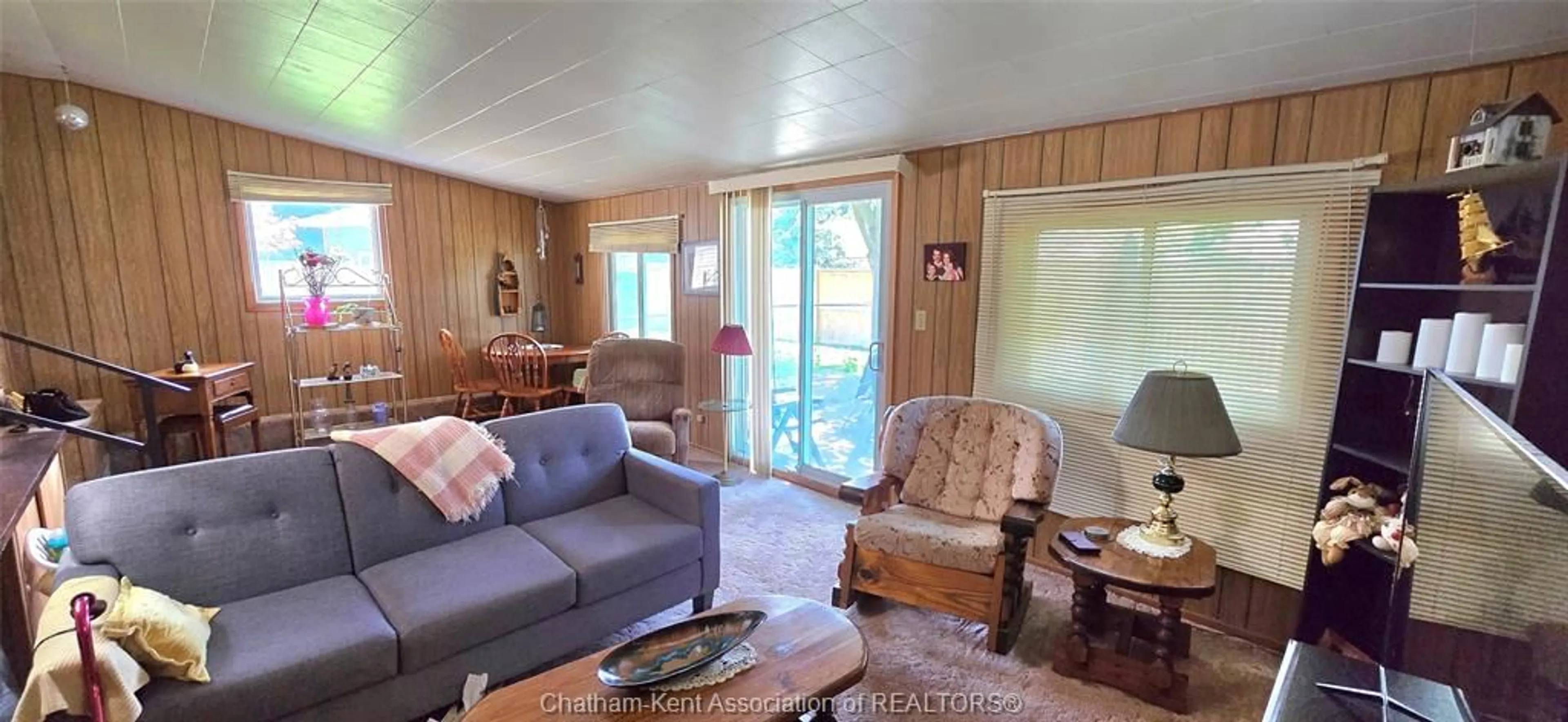 Living room with furniture, wood/laminate floor for 21 Chestnut Dr, Chatham Ontario N7M 4Y9