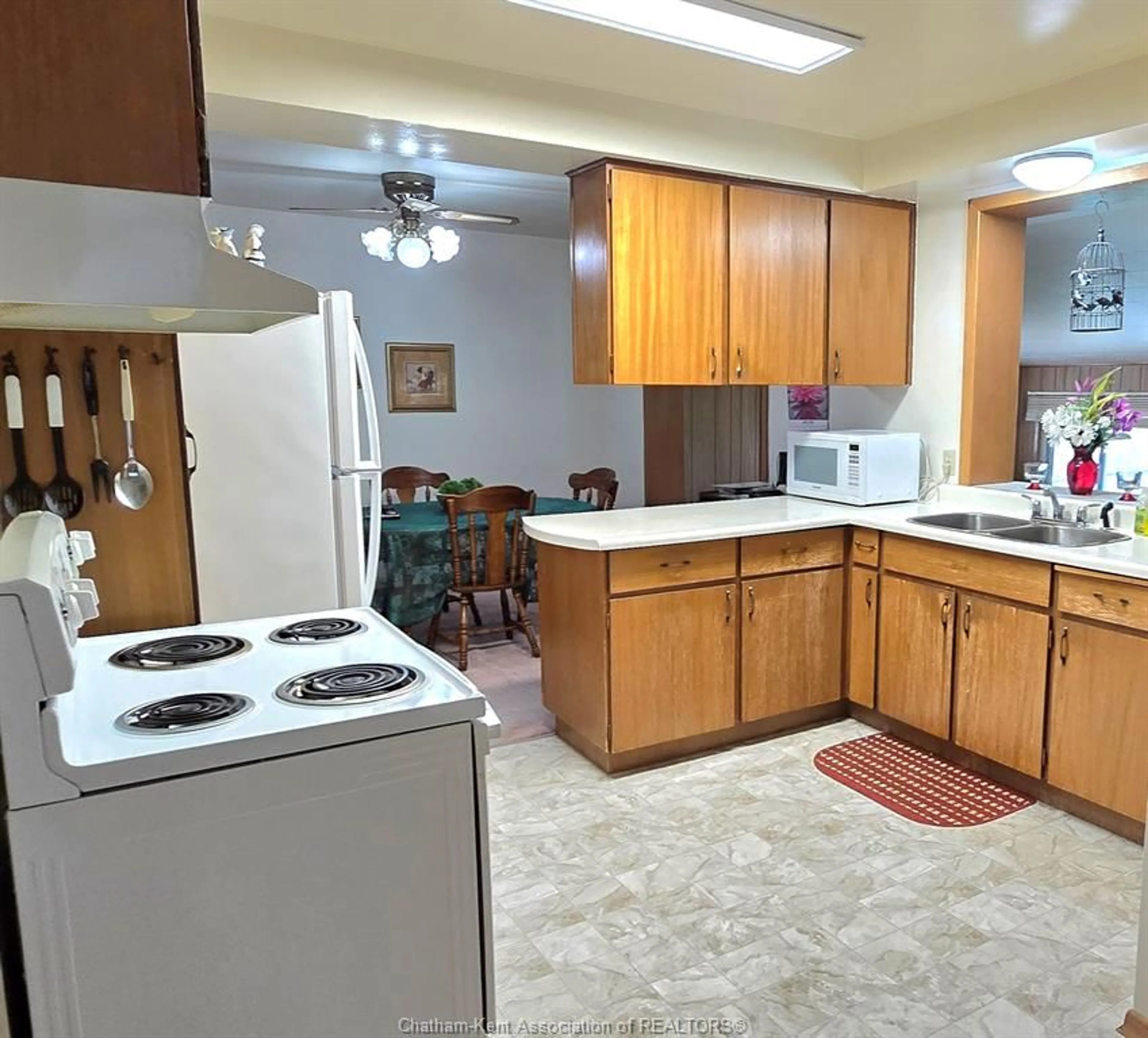 Standard kitchen, unknown for 21 Chestnut Dr, Chatham Ontario N7M 4Y9