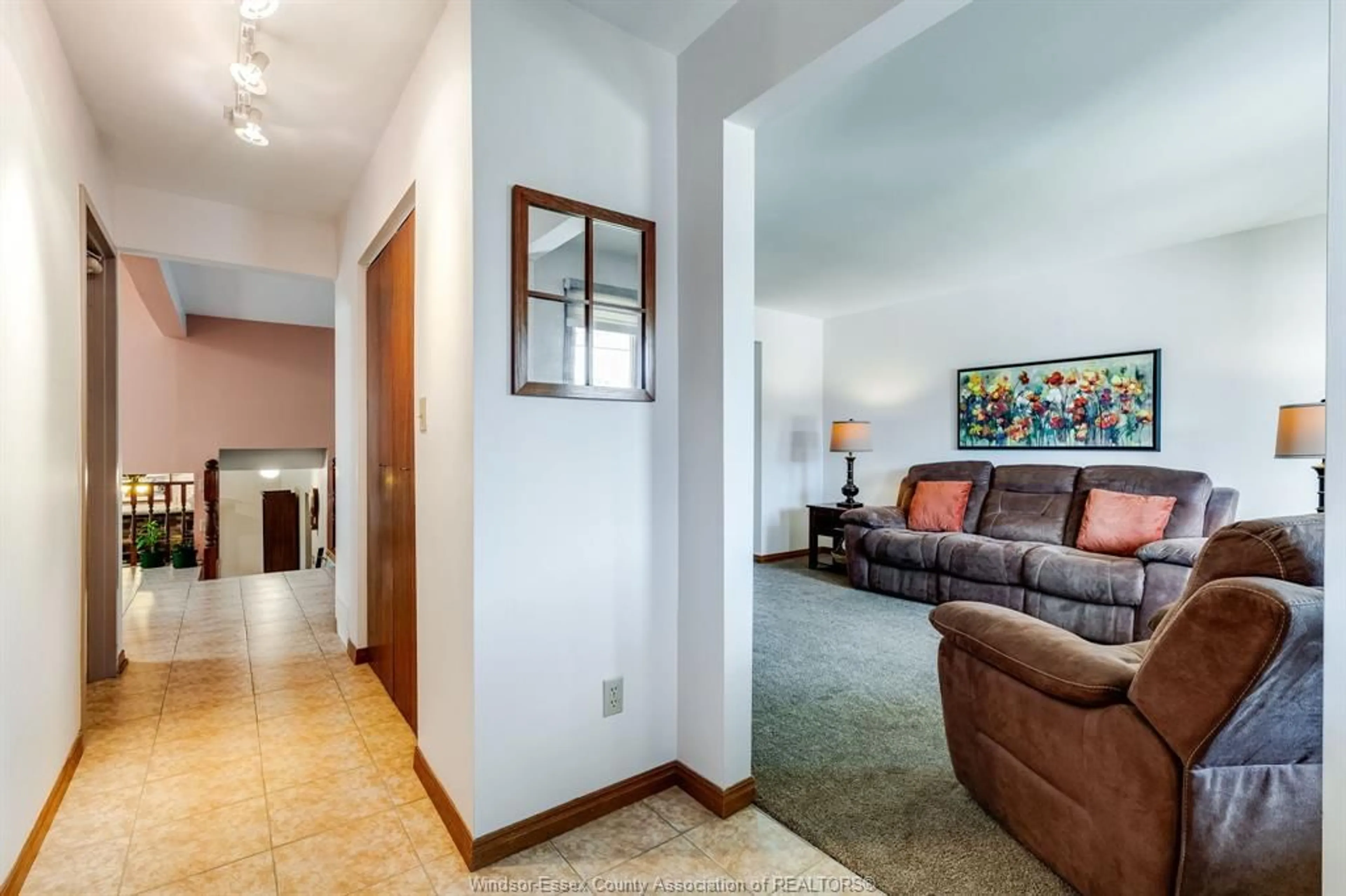 Indoor foyer for 8418 Kingston, Windsor Ontario N8S 4R8
