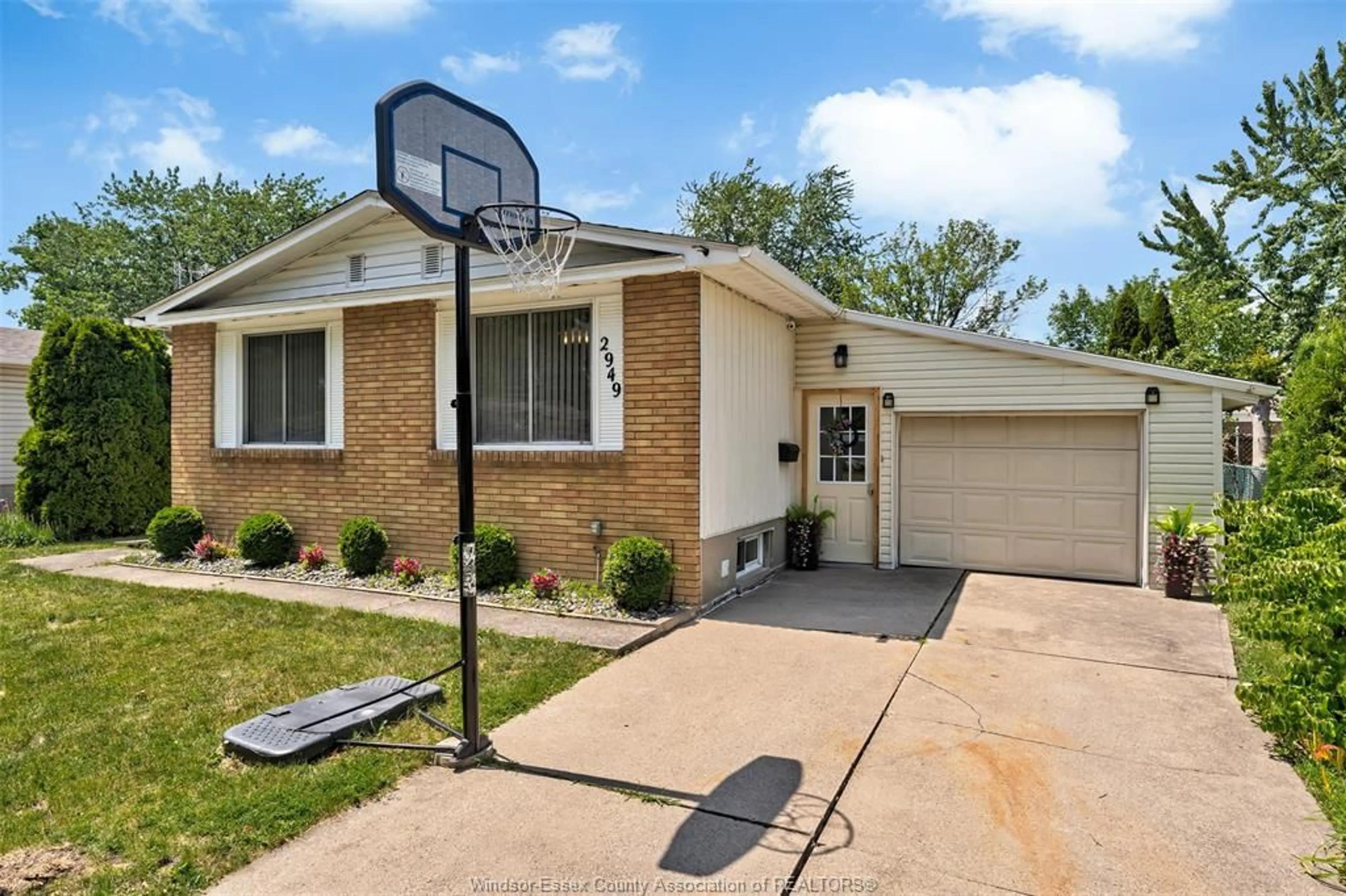Home with brick exterior material, street for 2949 BRIMLEY Dr, Windsor Ontario N8R 1L9