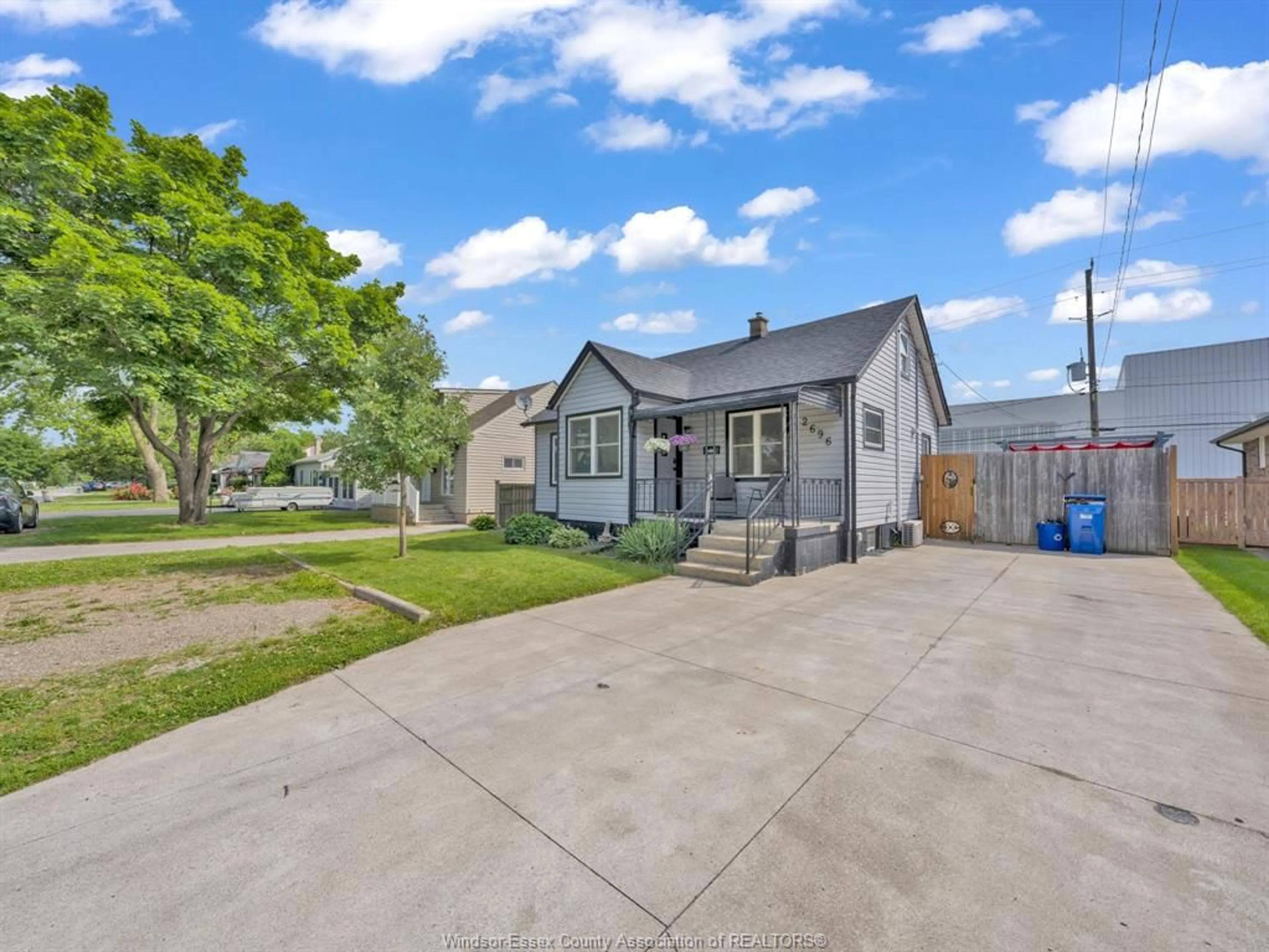 A pic from outside/outdoor area/front of a property/back of a property/a pic from drone, street for 2696 MELDRUM Rd, Windsor Ontario N8W 4G2