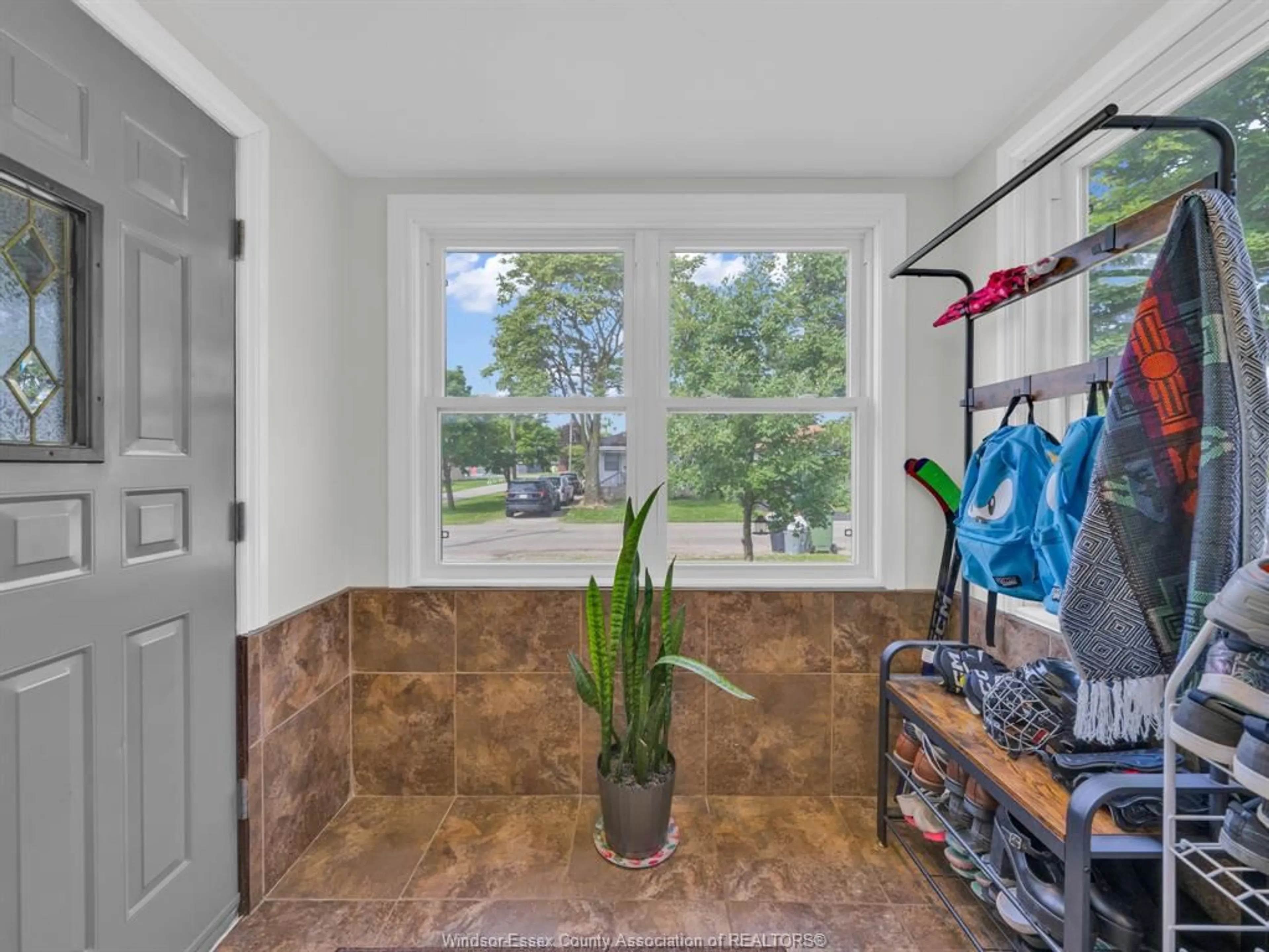 Indoor entryway for 2696 MELDRUM Rd, Windsor Ontario N8W 4G2
