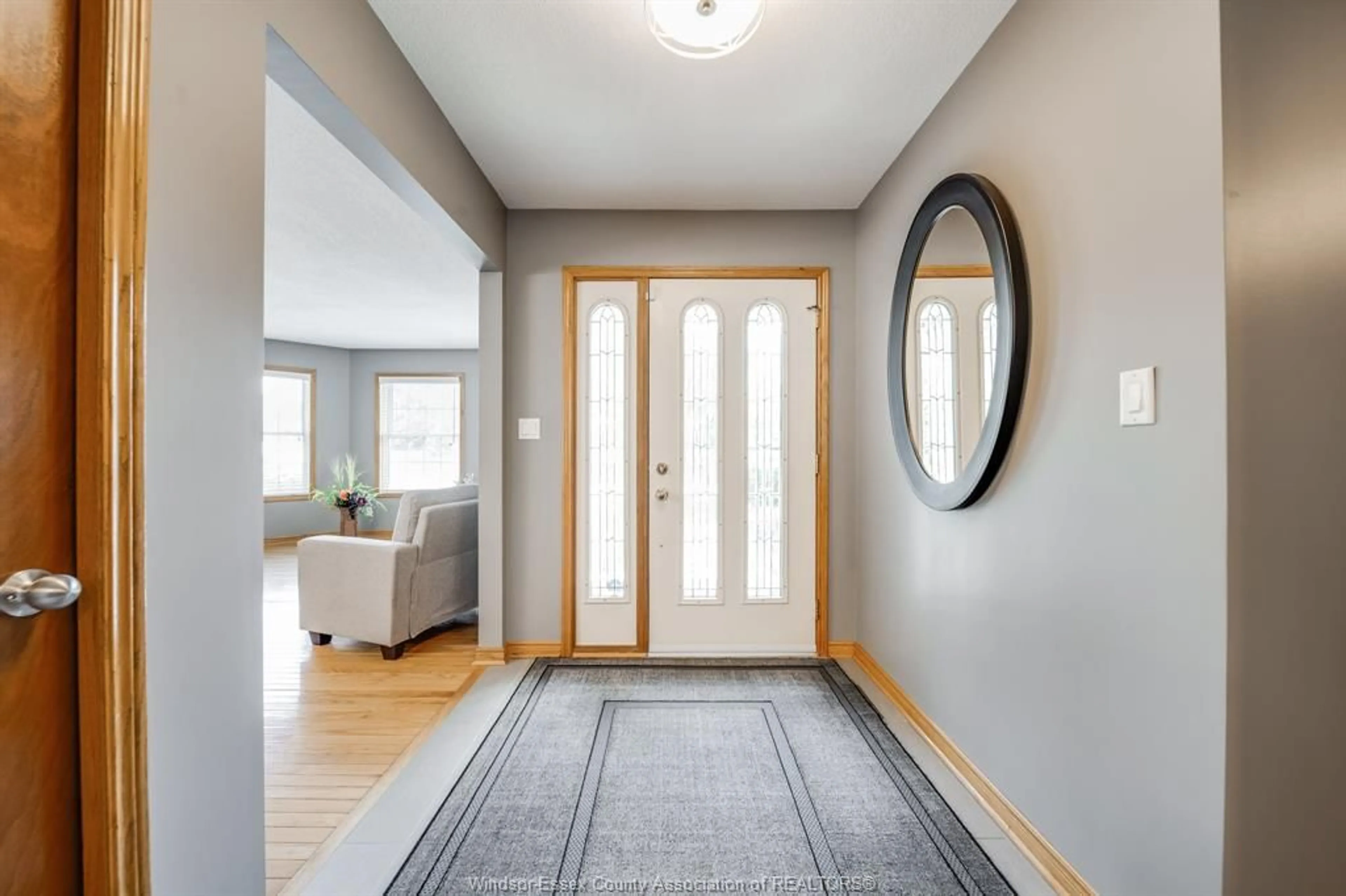 Indoor entryway for 314 MENARD, LaSalle Ontario N9J 1C4