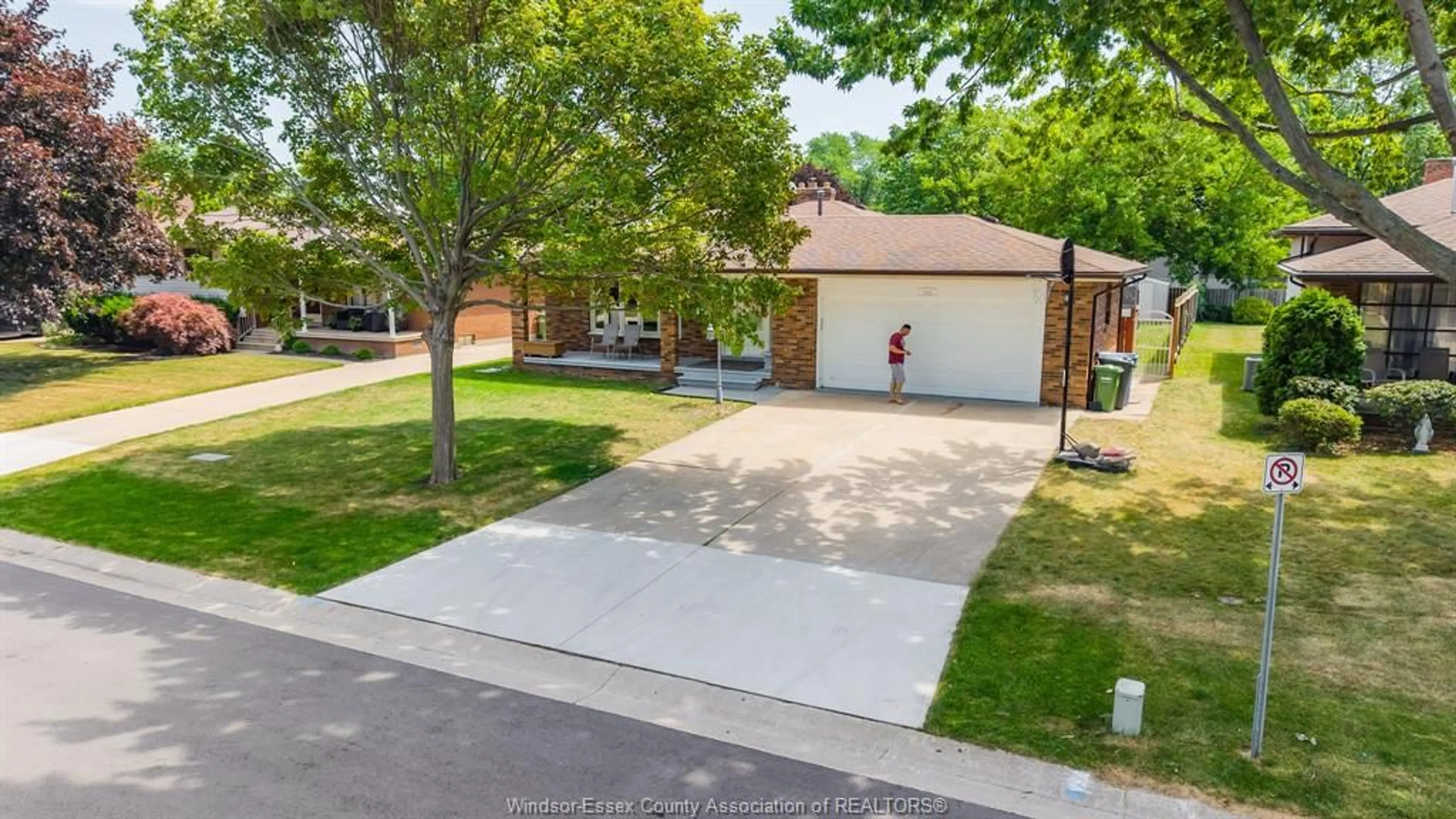 A pic from outside/outdoor area/front of a property/back of a property/a pic from drone, street for 386 WOODRIDGE, Tecumseh Ontario N8N 3A8