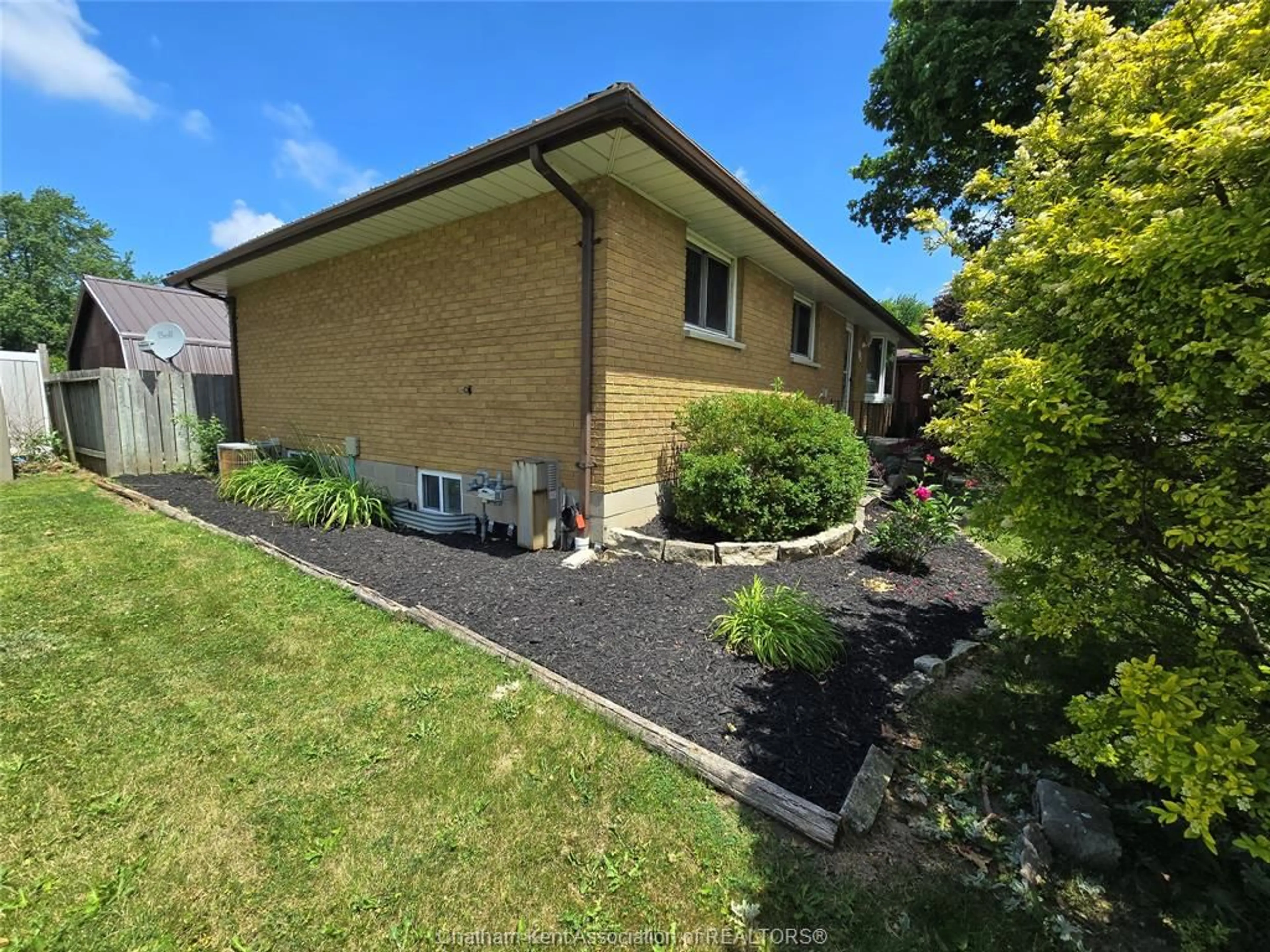 A pic from outside/outdoor area/front of a property/back of a property/a pic from drone, street for 83 HOLLAND Ave, Chatham Ontario N7M 2C8