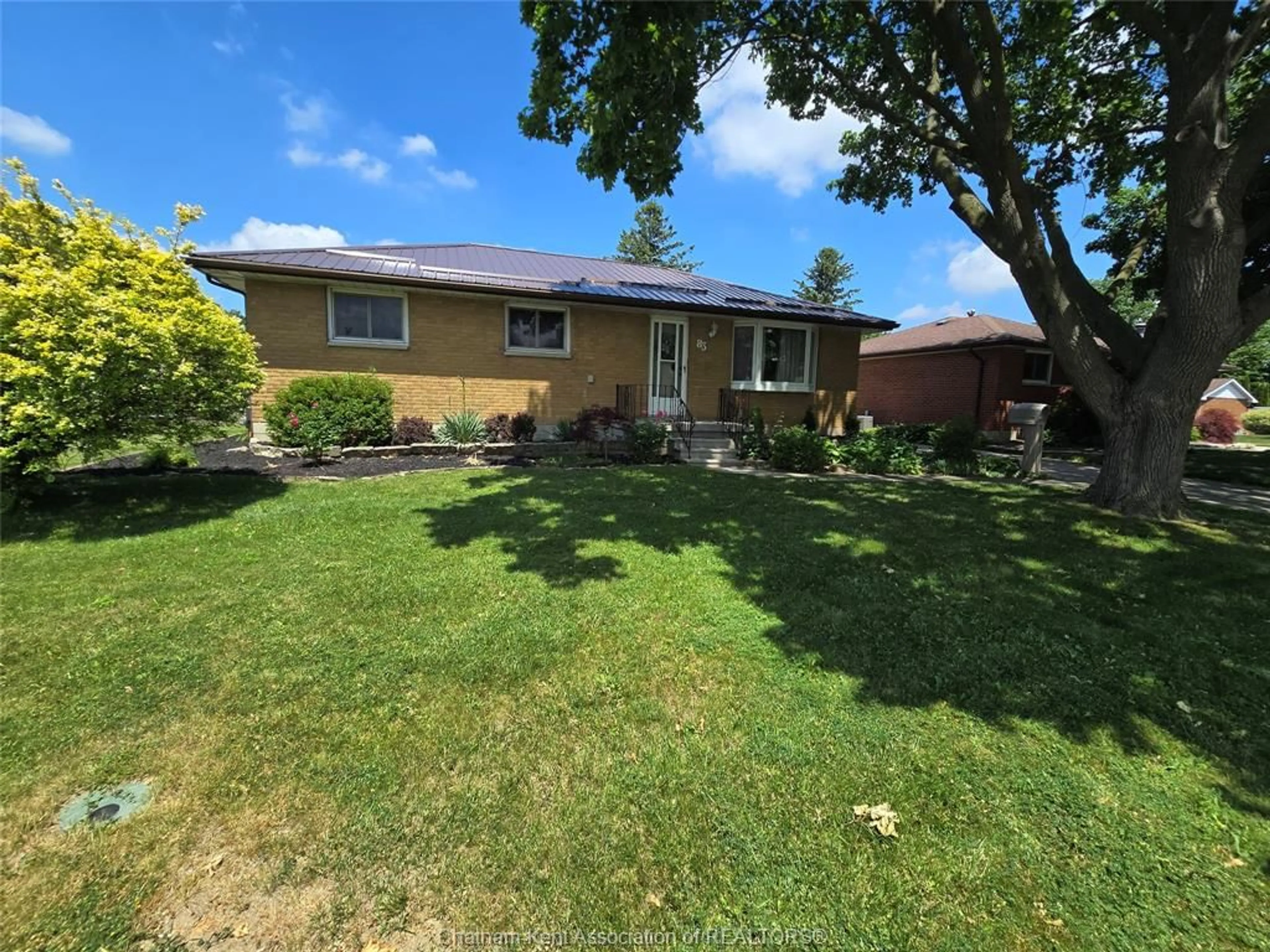 A pic from outside/outdoor area/front of a property/back of a property/a pic from drone, street for 83 HOLLAND Ave, Chatham Ontario N7M 2C8