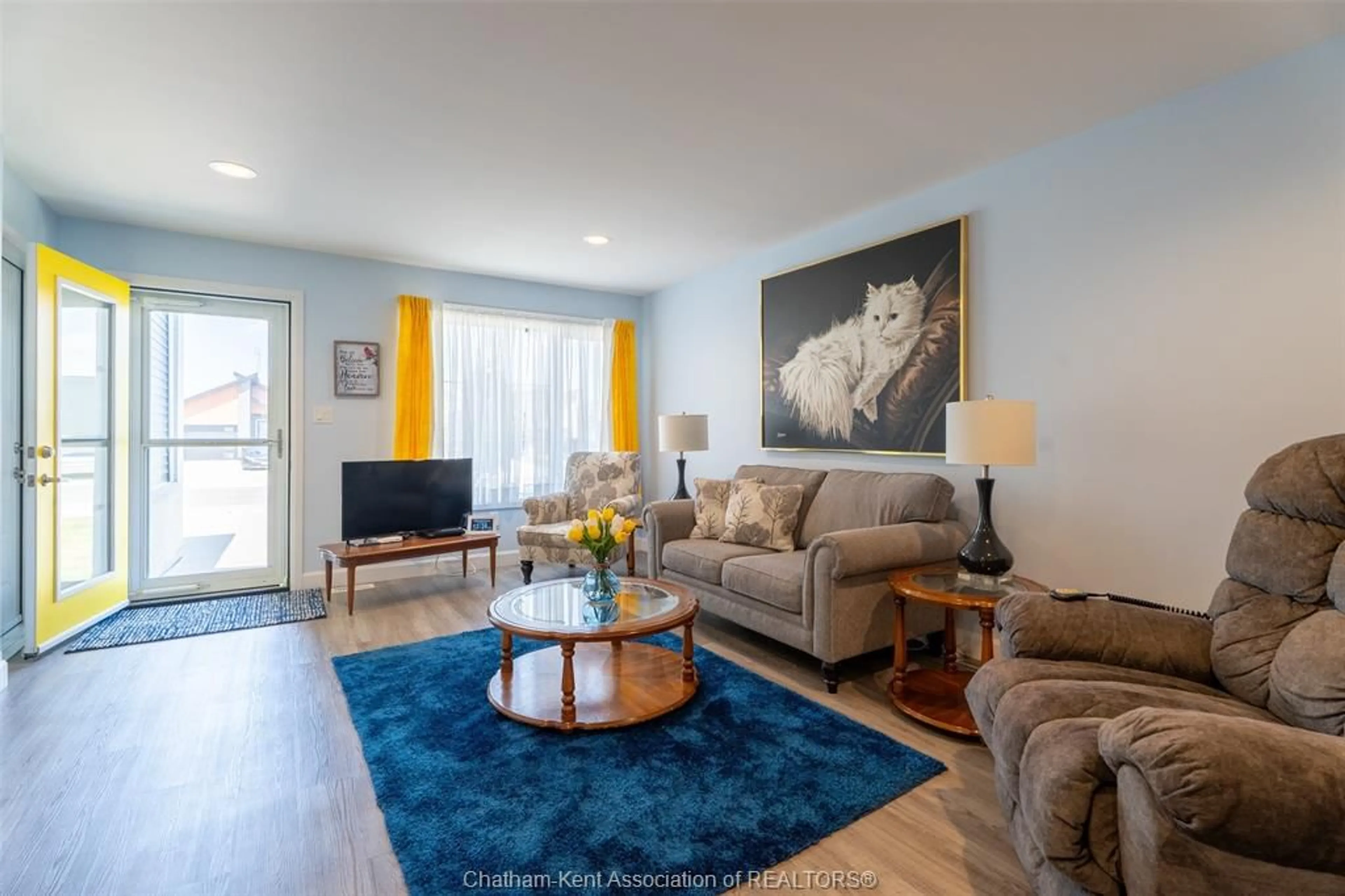 Living room with furniture, unknown for 105 Moonstone Cres, Chatham Ontario N7M 0S2