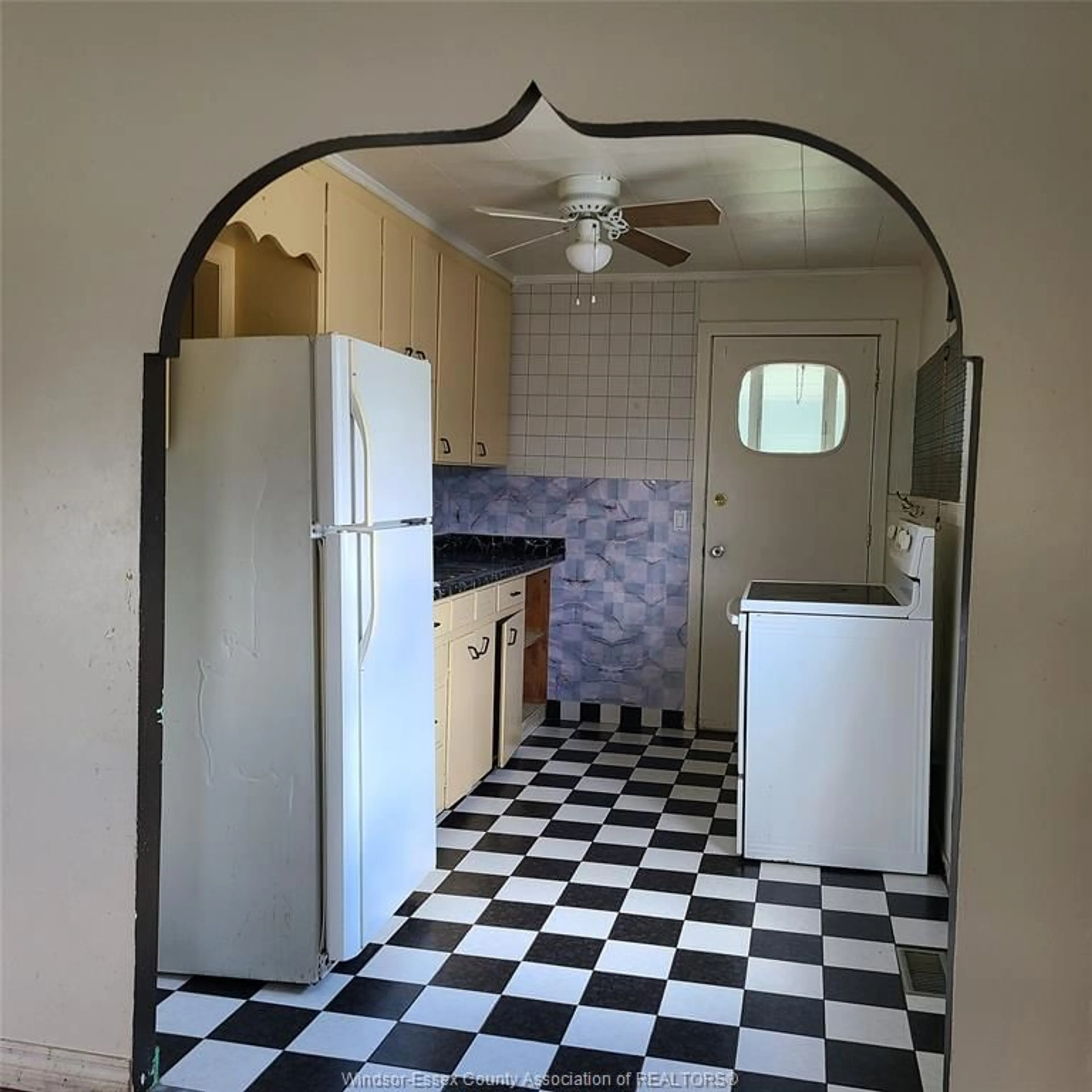 Standard kitchen, unknown for 1674 Parent Ave, Windsor Ontario N8X 4K1