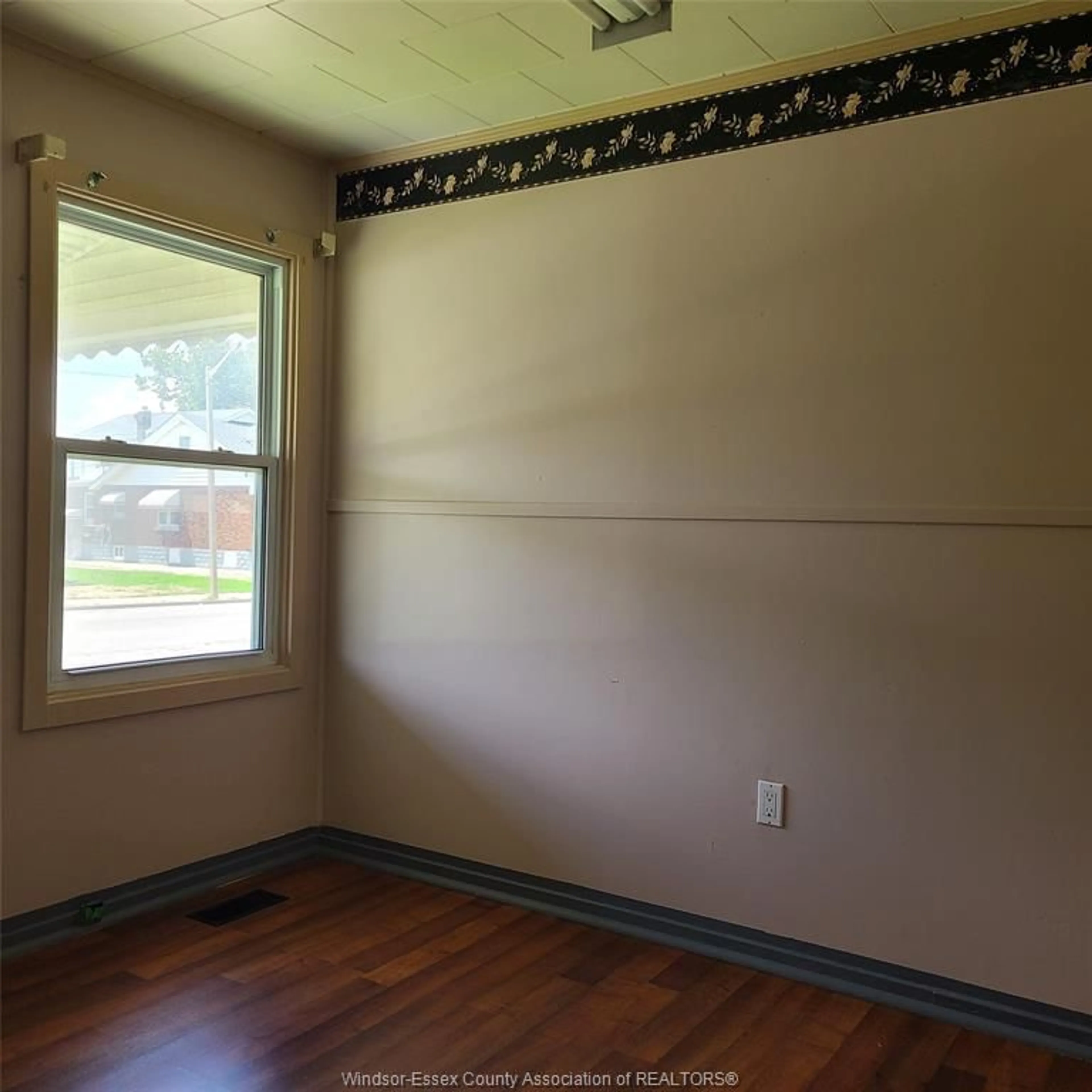 A pic of a room for 1674 Parent Ave, Windsor Ontario N8X 4K1
