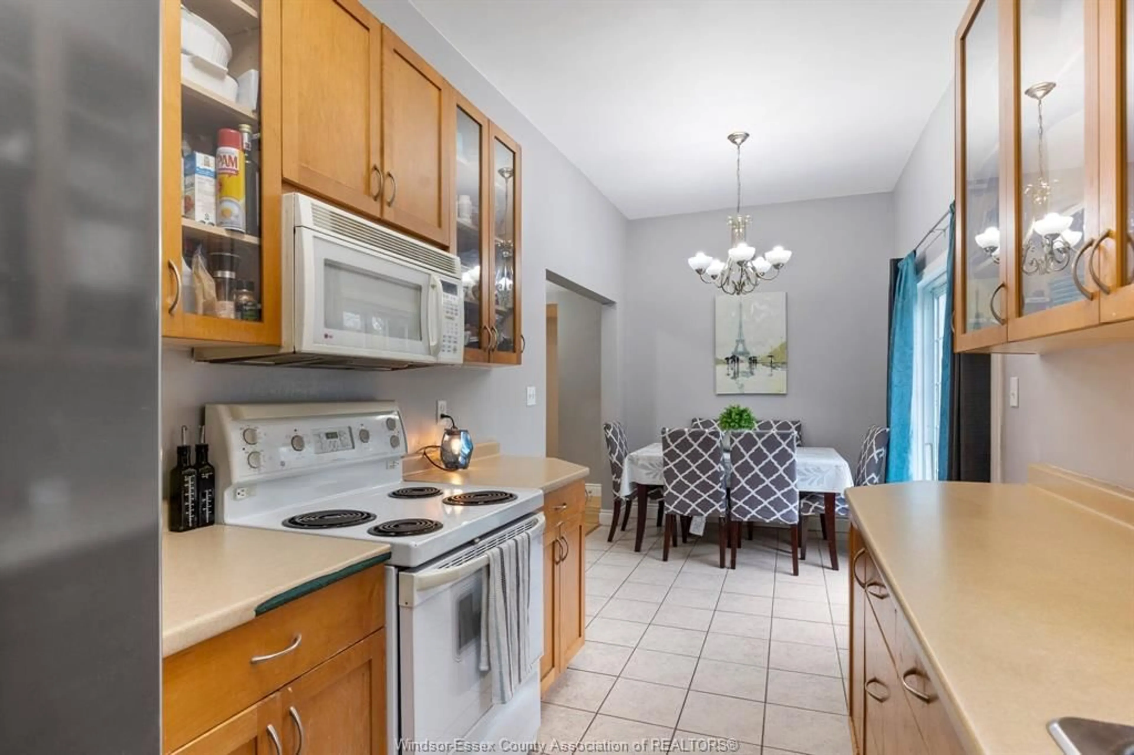 Standard kitchen, ceramic/tile floor for 576 Ducharme, Windsor Ontario N9G 1K4