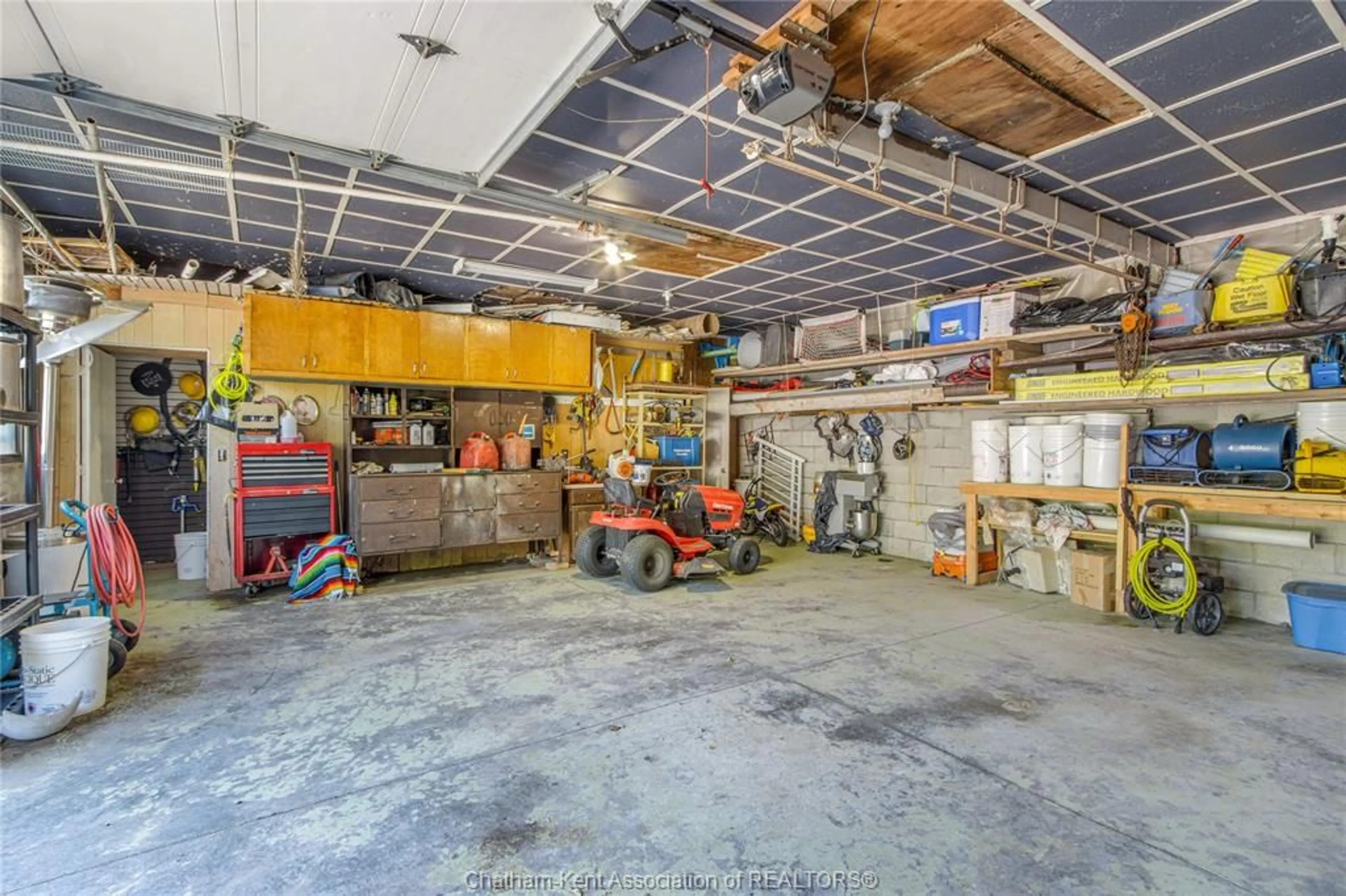 Indoor garage for 8310/8320 SEVENTH Line, Chatham Ontario N7M 0L8