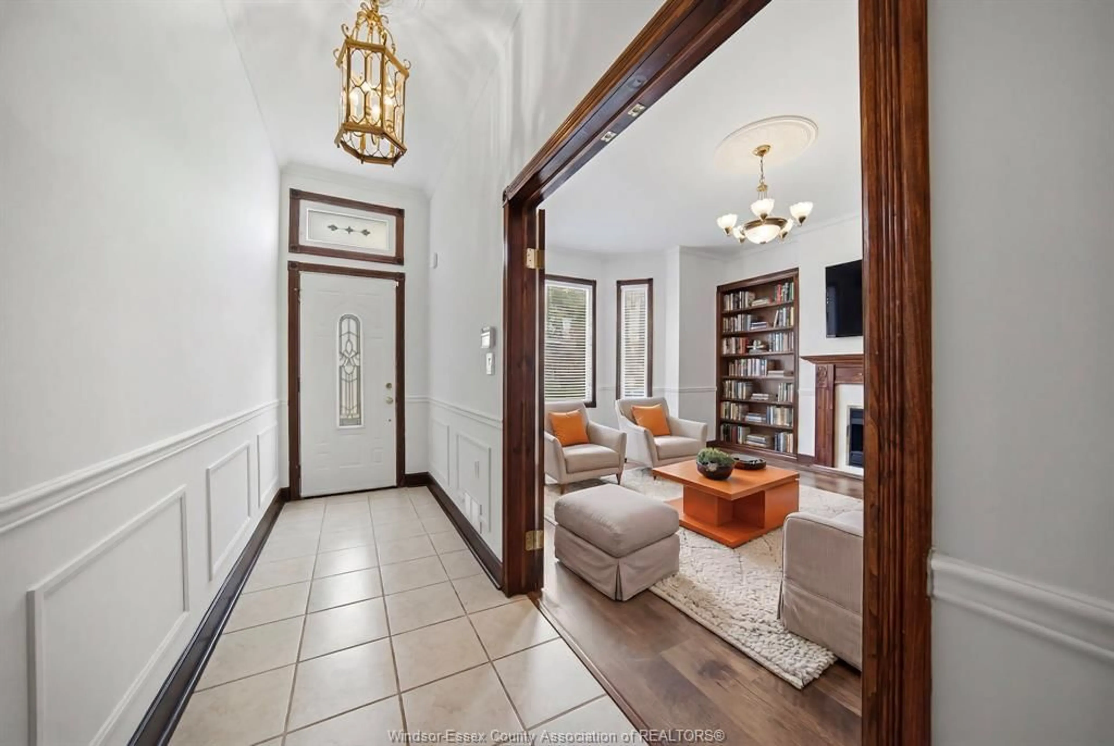 Indoor entryway for 265 MACNAB St, Hamilton Ontario L8L 1K2